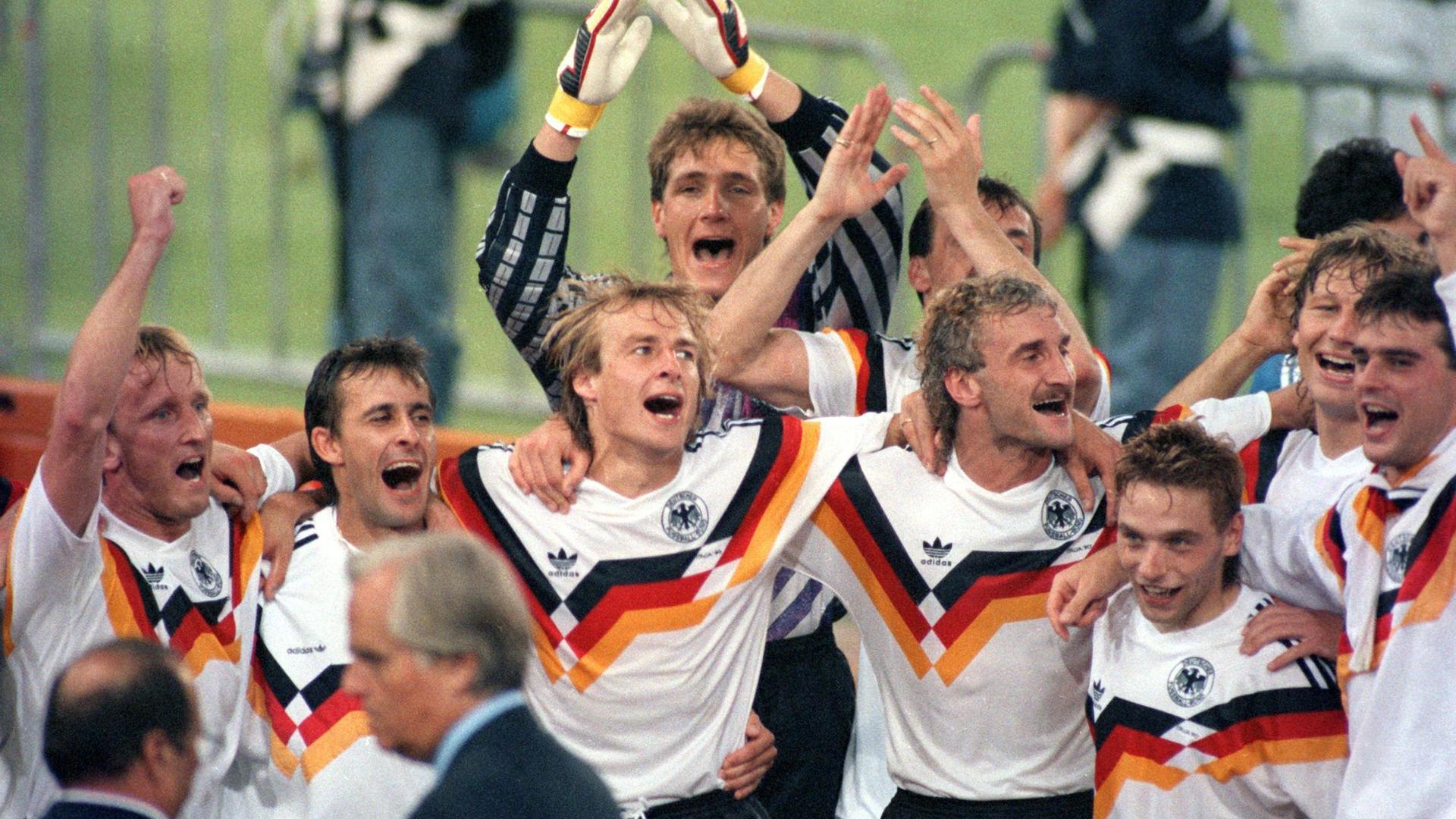 Die deutsche Nationalmannschaft jubelt 1990 über den Gewinn der Fußball-WM im Olympiastadion von Rom.