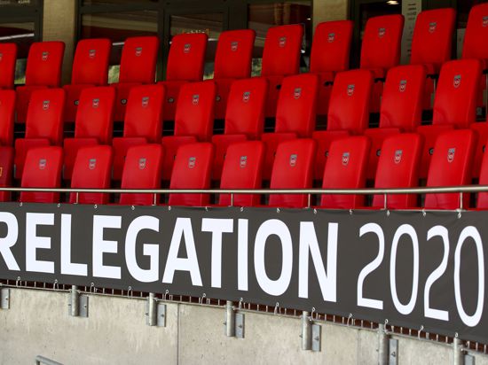 Der Schriftzug „Relegation 2020“ ist an der leeren Tribüne angebracht.