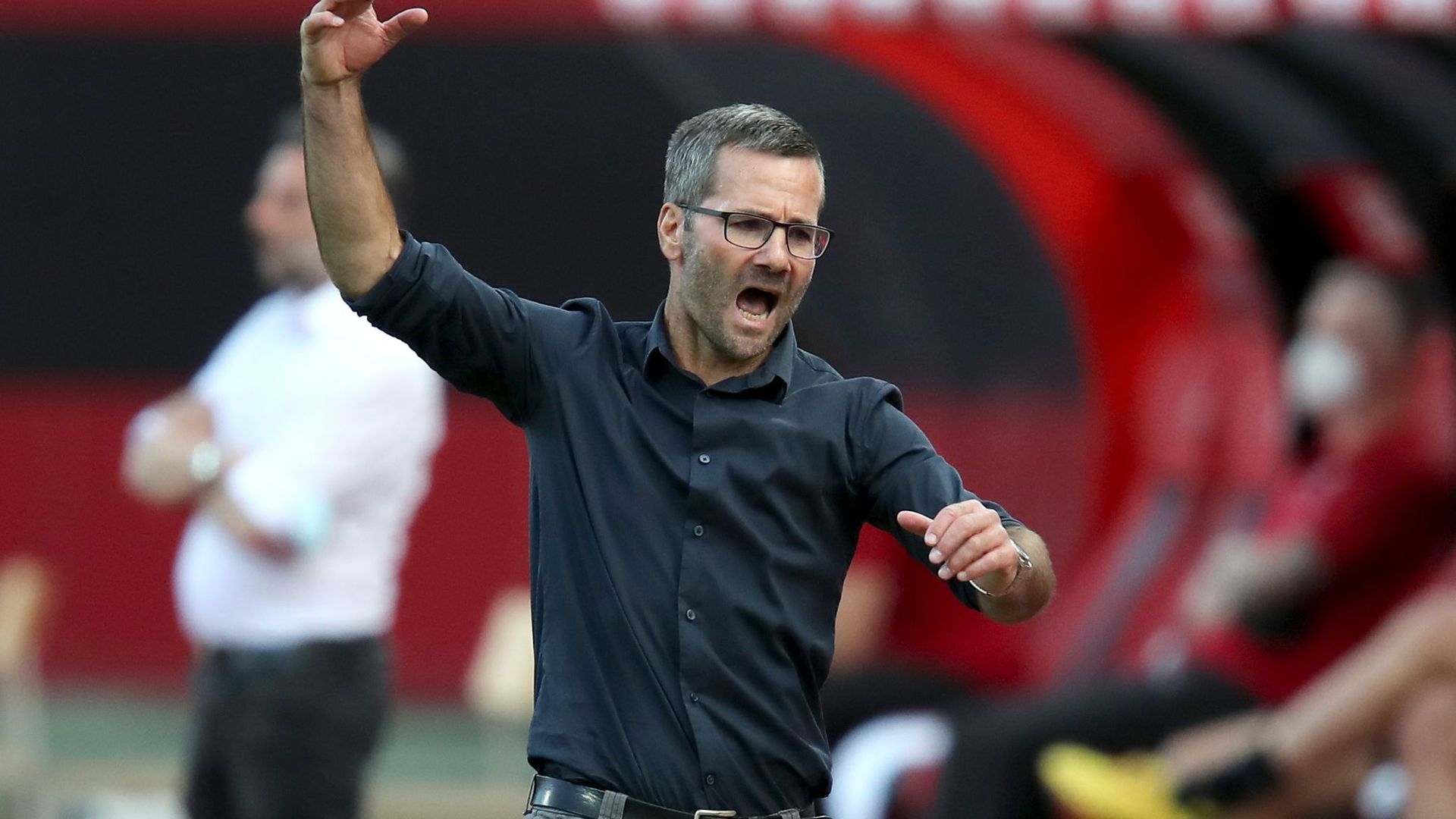 Nürnbergs Trainer Michael Wiesinger gestikuliert am Spielfeldrand.