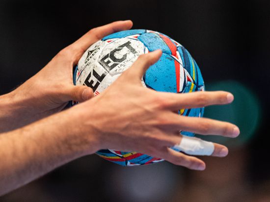 Die Vertreter der 39 Vereine der Handball-Bundesligen haben bei der Mitgliederversammlung den Neustart beraten.