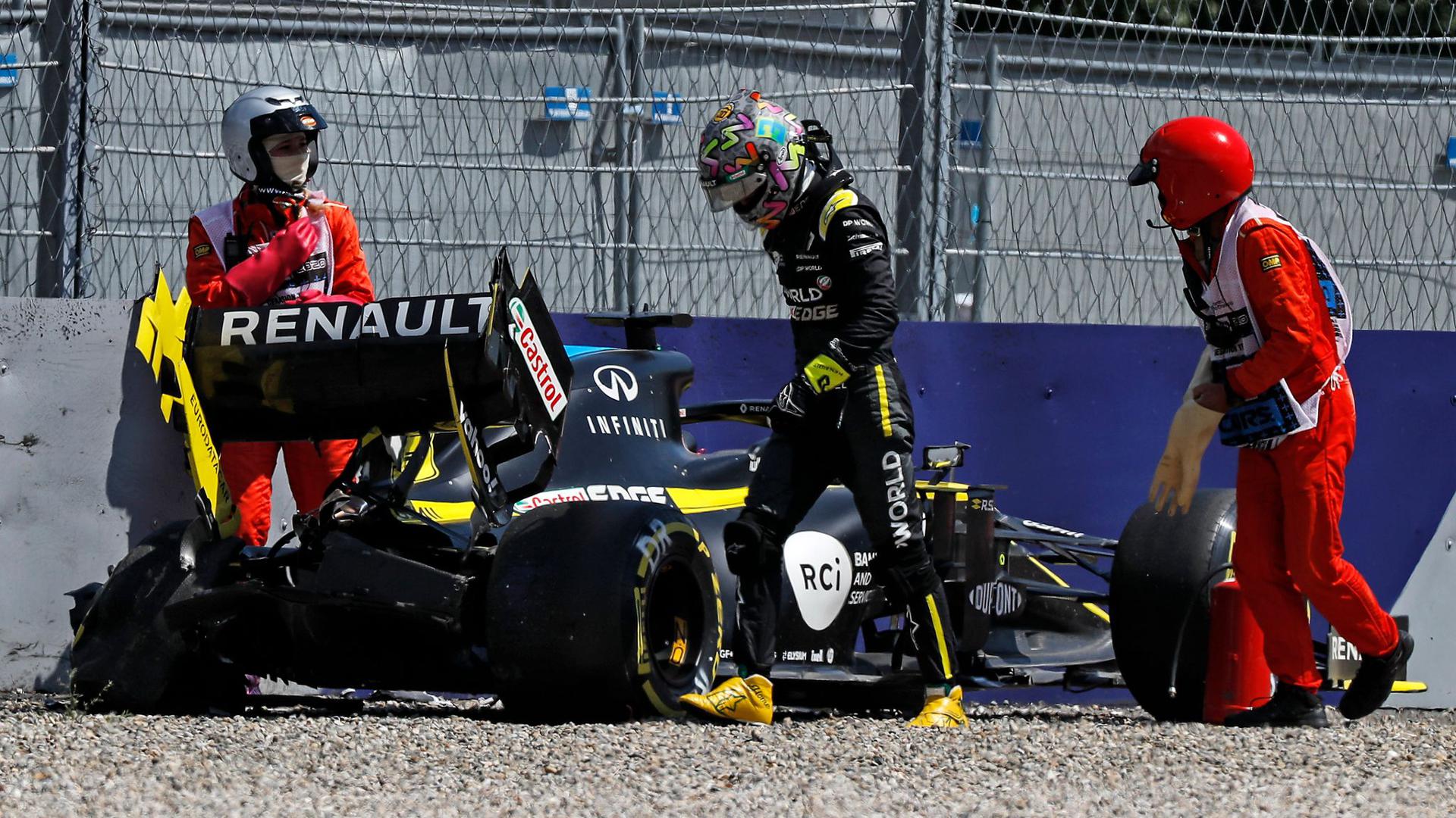 Daniel Ricciardo vom Renault F1 Team steigt aus seinem Wagen, nachdem er in Kurve neun in die Reifenstapel gekracht ist.