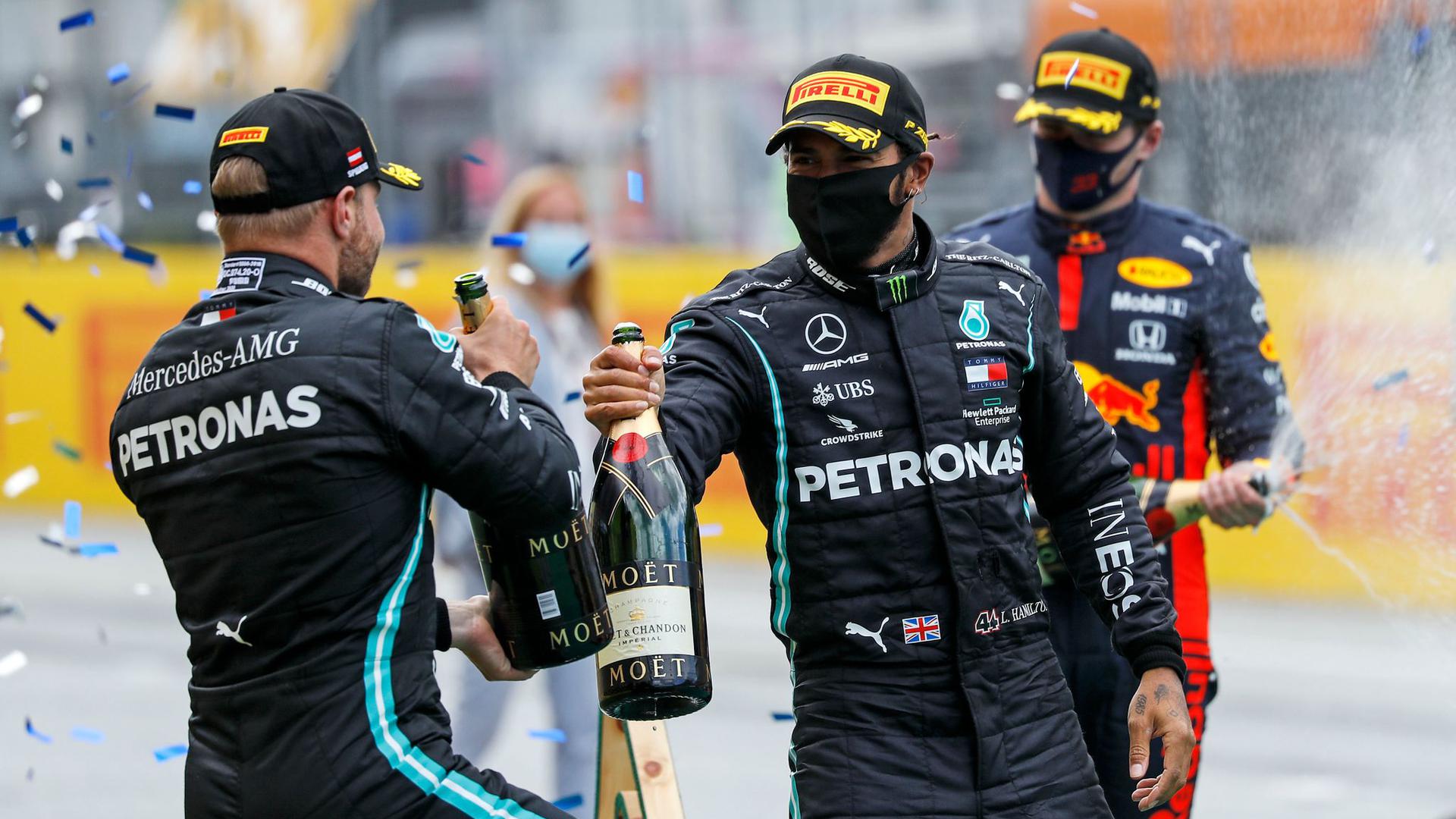 Hatten in Spielberg erneut Grund zum Feiern: Lewis Hamilton (r) und sein Mercedes-Teamkollege Valtteri Bottas.