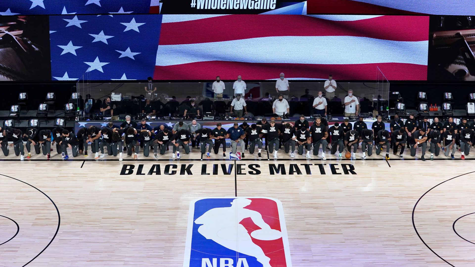 Die Spieler der New Orleans Pelicans und Utah Jazz knien bei der Nationalhymne gemeinsam vor einem „Black Lives Matter“-Schriftzug.