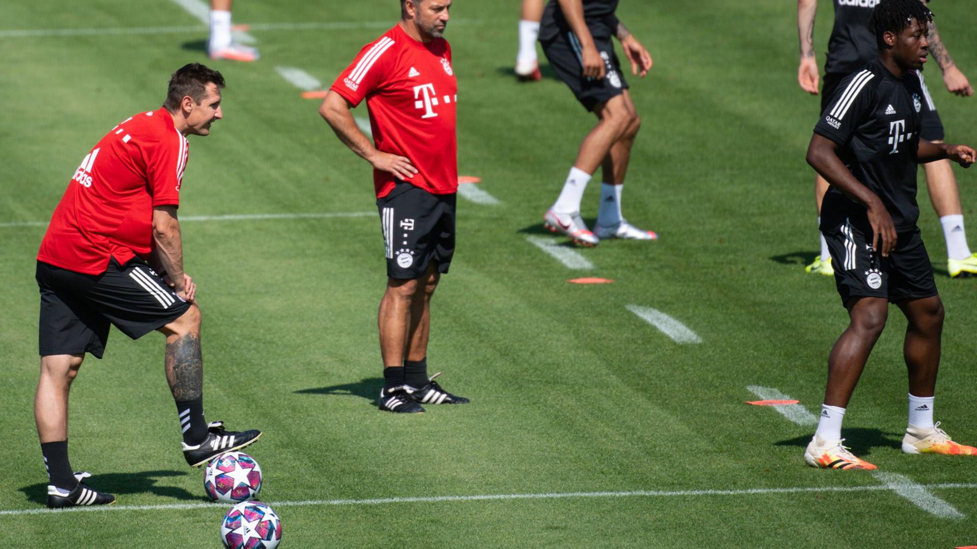 Bayern-Coach Hansi Flick (M) beobachtet seine Spieler beim Training.