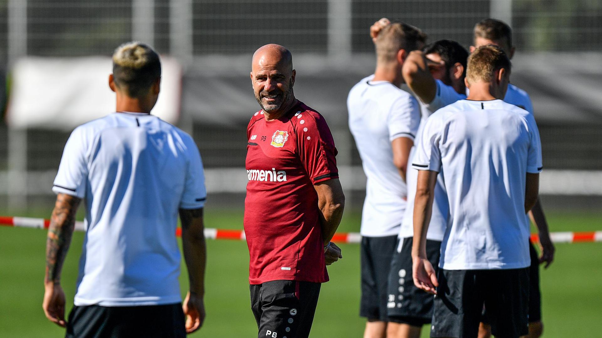 Trainer Peter Bosz (M.) möchte mit Bayer Leverkusen die nächste Runde erreichen.