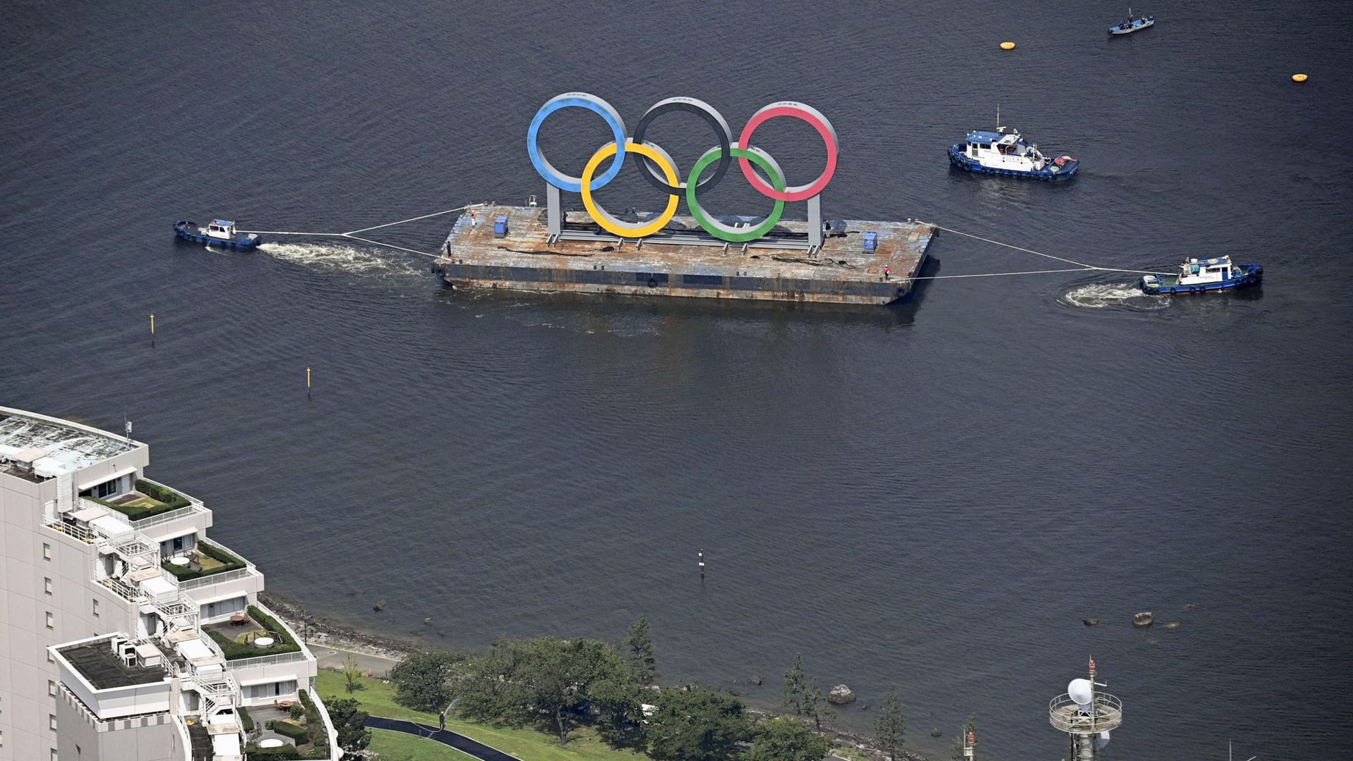 Die Olympischen Ringe werden in der Bucht von Tokio zu Instandhaltungsarbeiten entfernt.