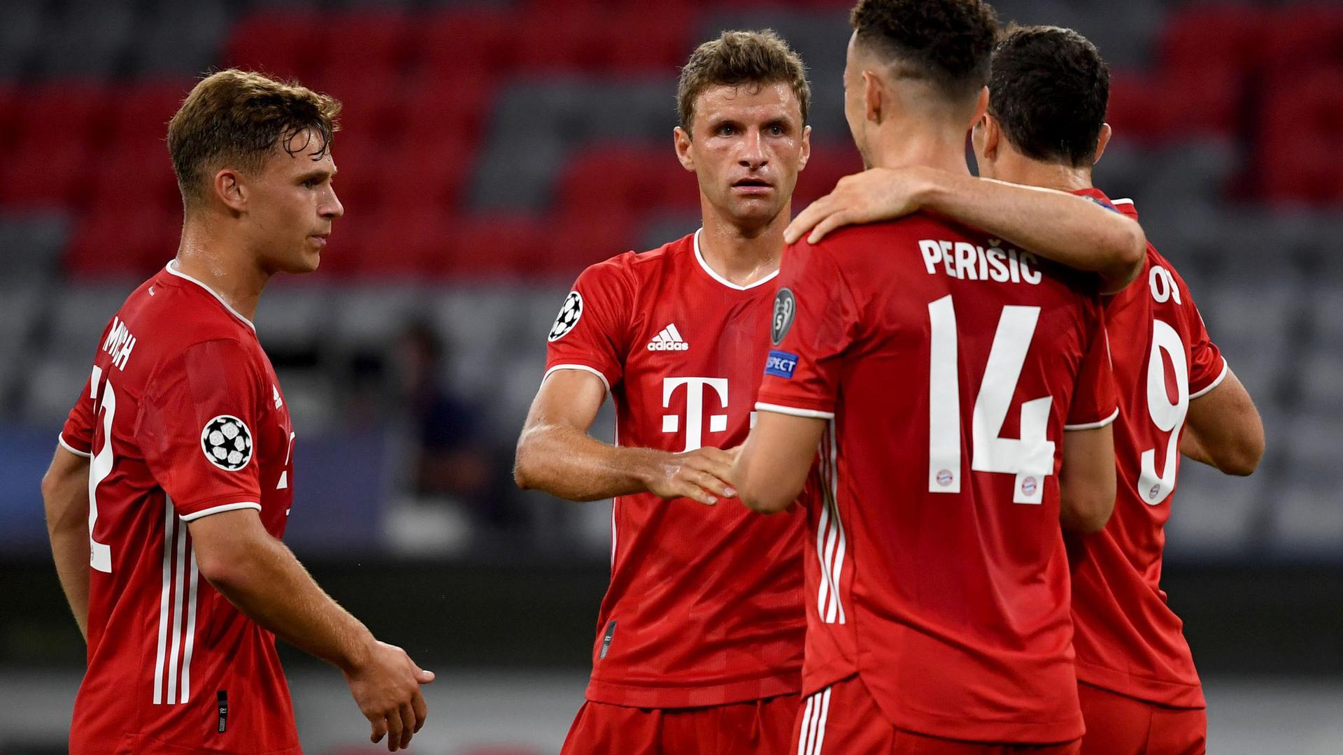 Bayerns Ivan Perisic (2.v.r.) jubelt nach seinem Treffer zum 2:0 mit den Mannschaftskameraden Müller (2.v.l.), Lewandowski (r) und Kimmich (l).