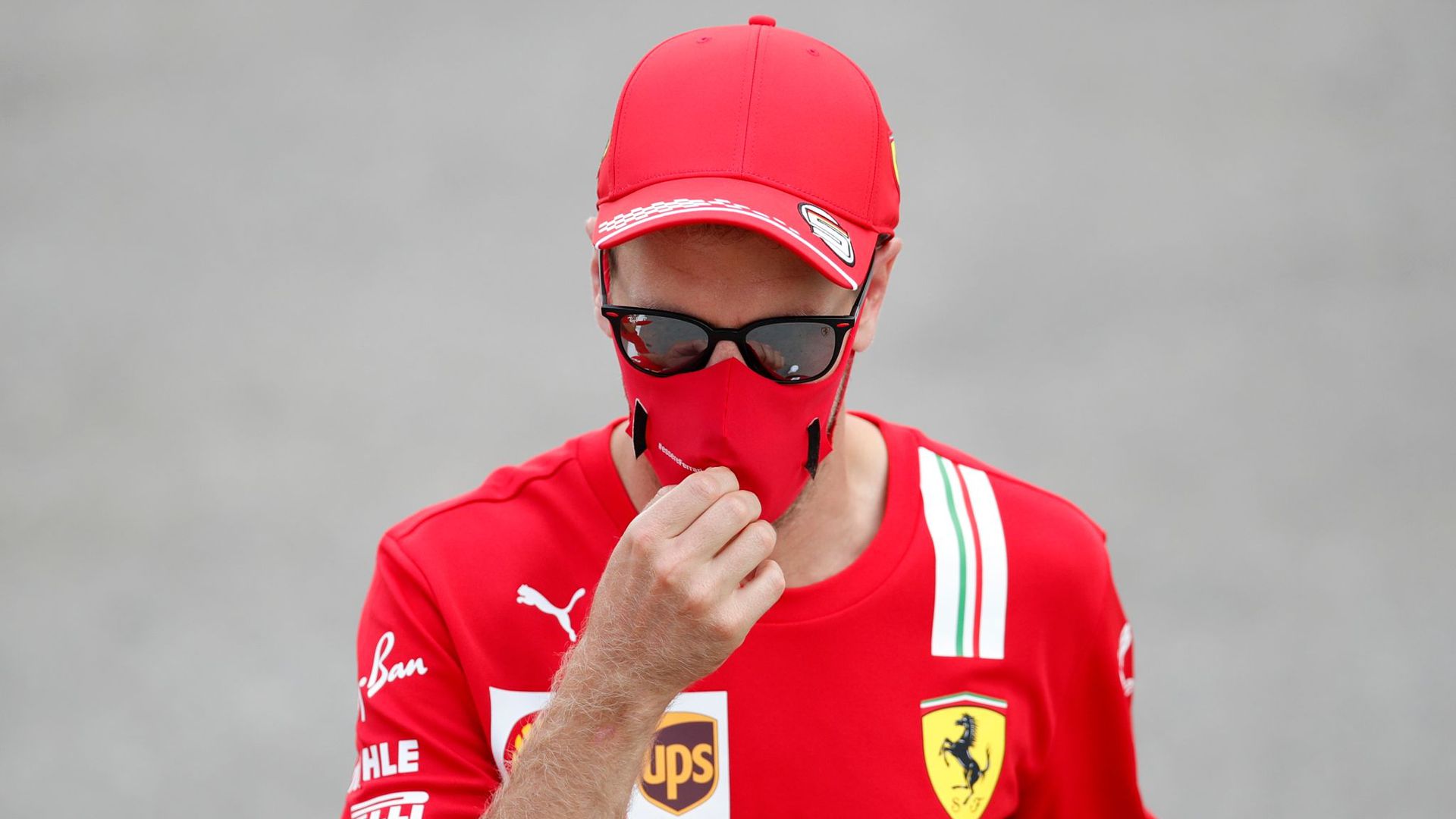 Entspannt mit Lesen abseits der Formel-1-Strecke: Ferrari-Pilot Sebastian Vettel.