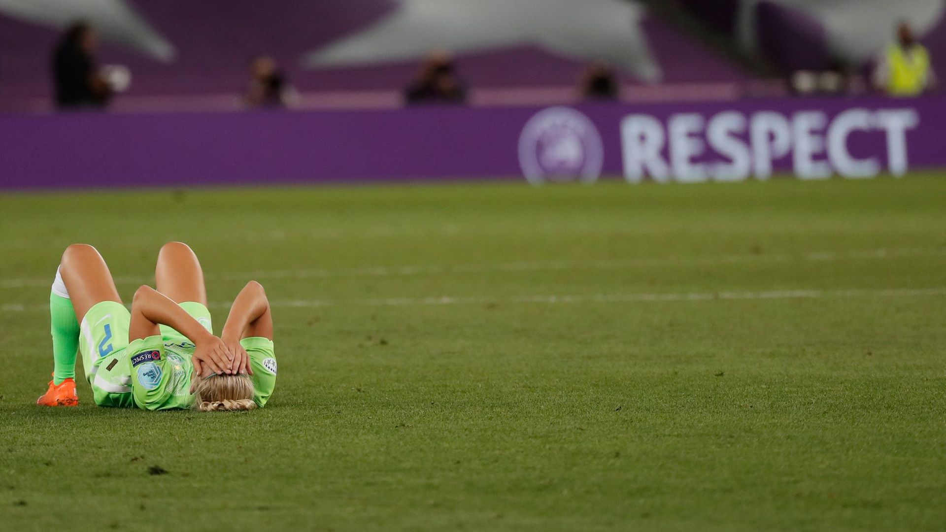 Die Wolfsburgerin Pauline Bremer liegt nach der Niederlage enttäuscht auf dem Rasen.