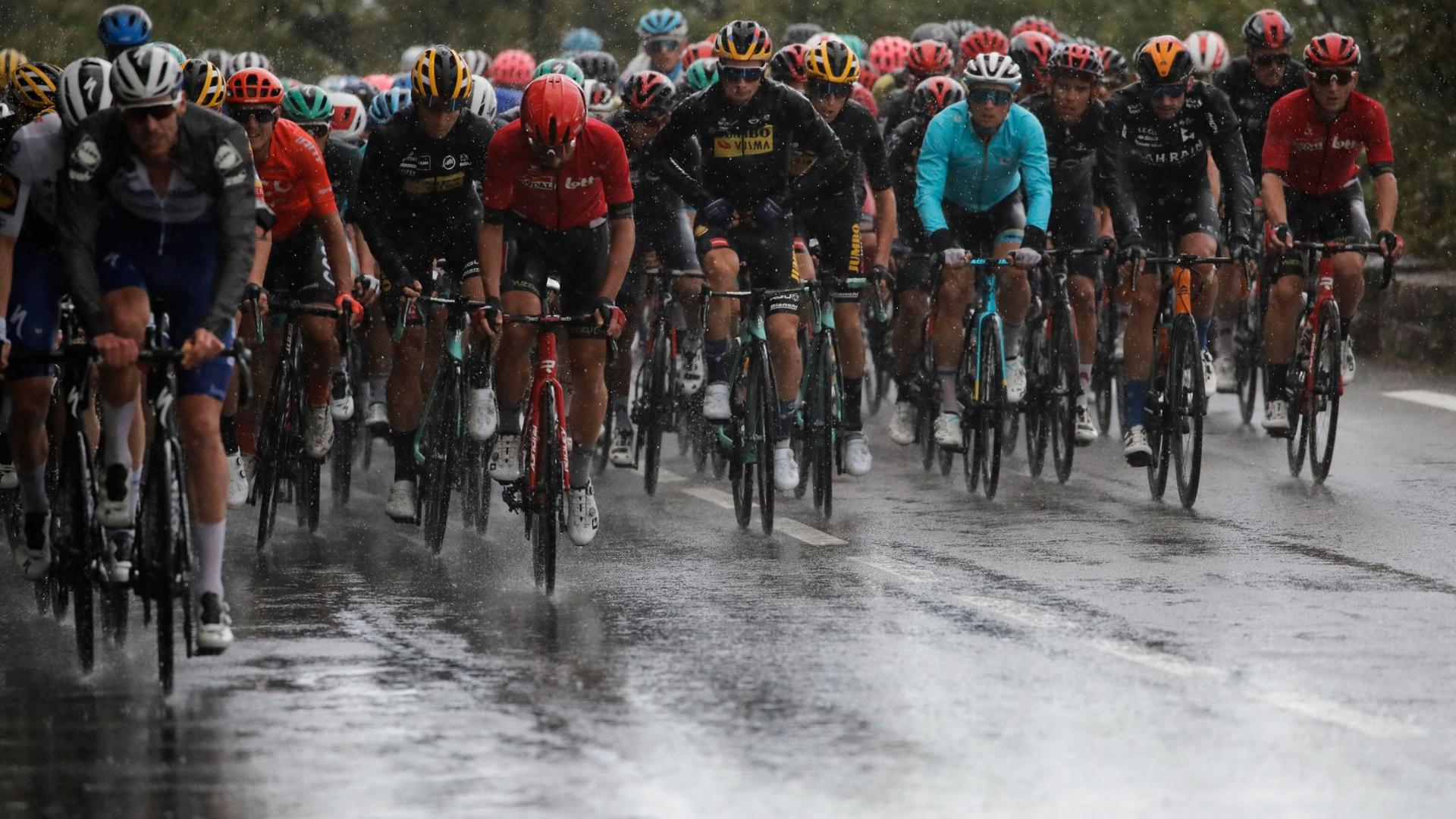 Auf der 3. Etappe der Tour de France hatte das Fahrerfeld auch mit Regen zu kämpfen.
