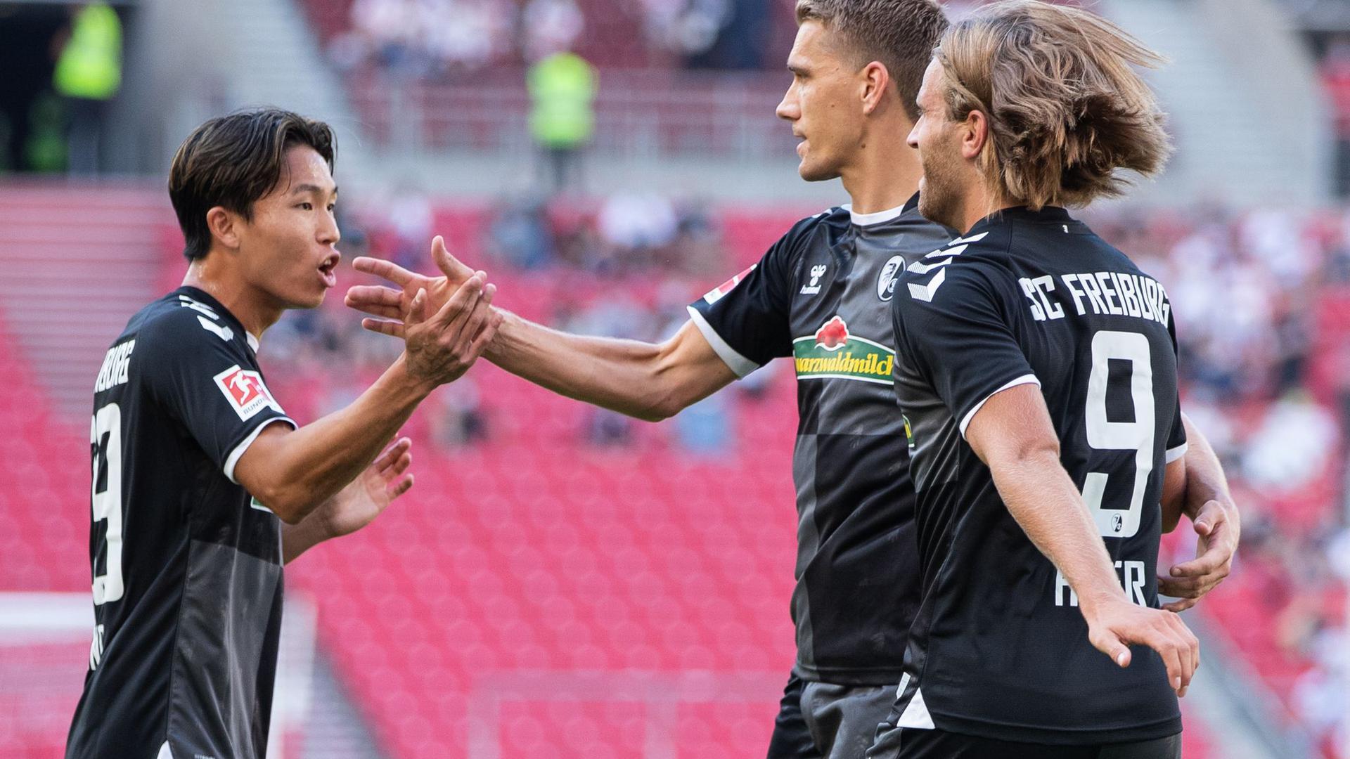 Freiburgs Nils Petersen (M) jubelt nach seinem Tor zum 1:0 mit Wooyeong Jeong (l) und Lucas Höler über den Treffer.