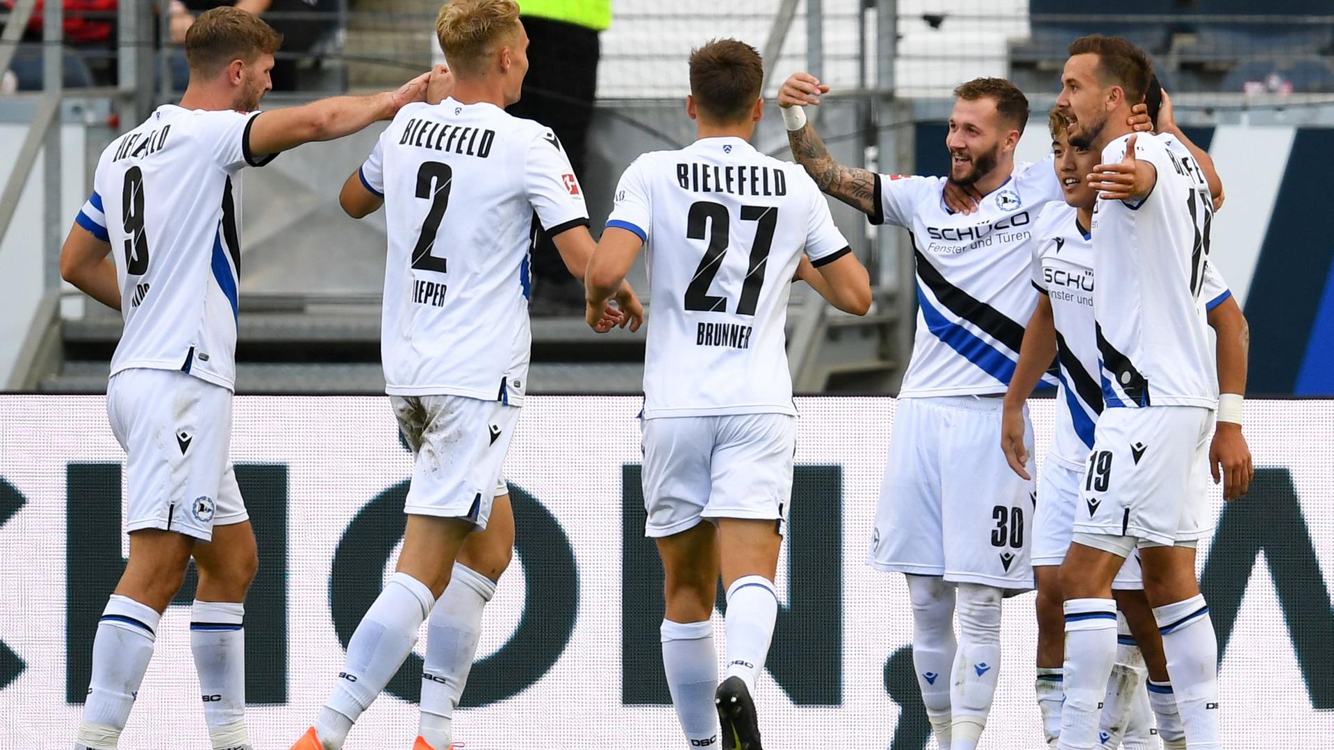 Die Spieler von Arminia Bielefeld feiern das 1:0 gegen Eintracht Frankfurt.