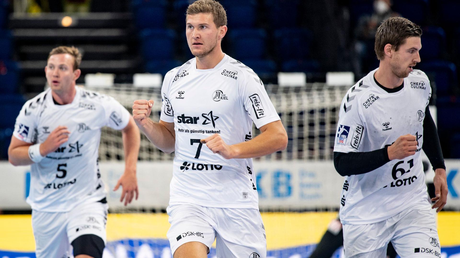 Kiels Sander Sagosen (l-r), Magnus Landin und Hendrik Pekeler feiern einen Treffer.