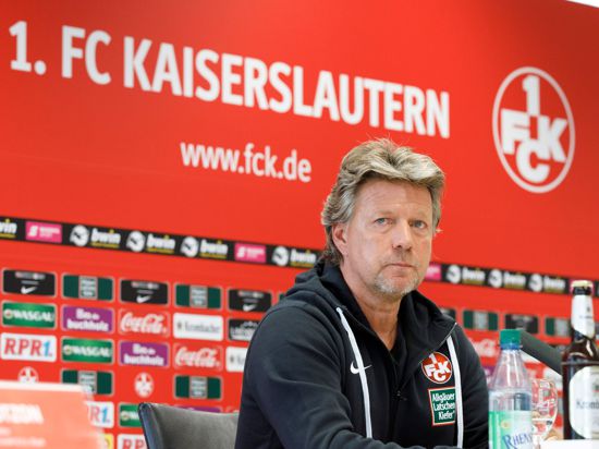 Kaiserslauterns Cheftrainer Jeff Saibene nimmt an einer Pressekonferenz teil.