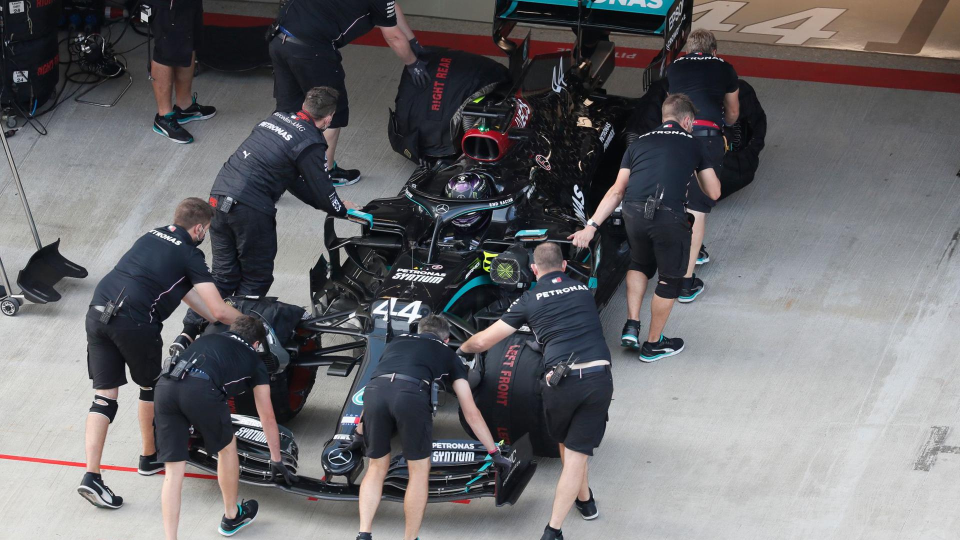 Der zunächst uneindeutige Corona-Test bei einem Mitarbeiter des Formel-1-Teams Mercedes hat sich als negativ erwiesen.