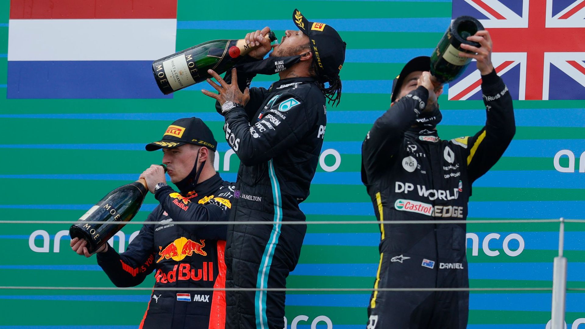 Auf dem Podest genehmigen sich der Zweitplatzierte Max Verstappen (l-r), Sieger Lewis Hamilton und Daniel Ricciardo zunächst einen großen Schluck.