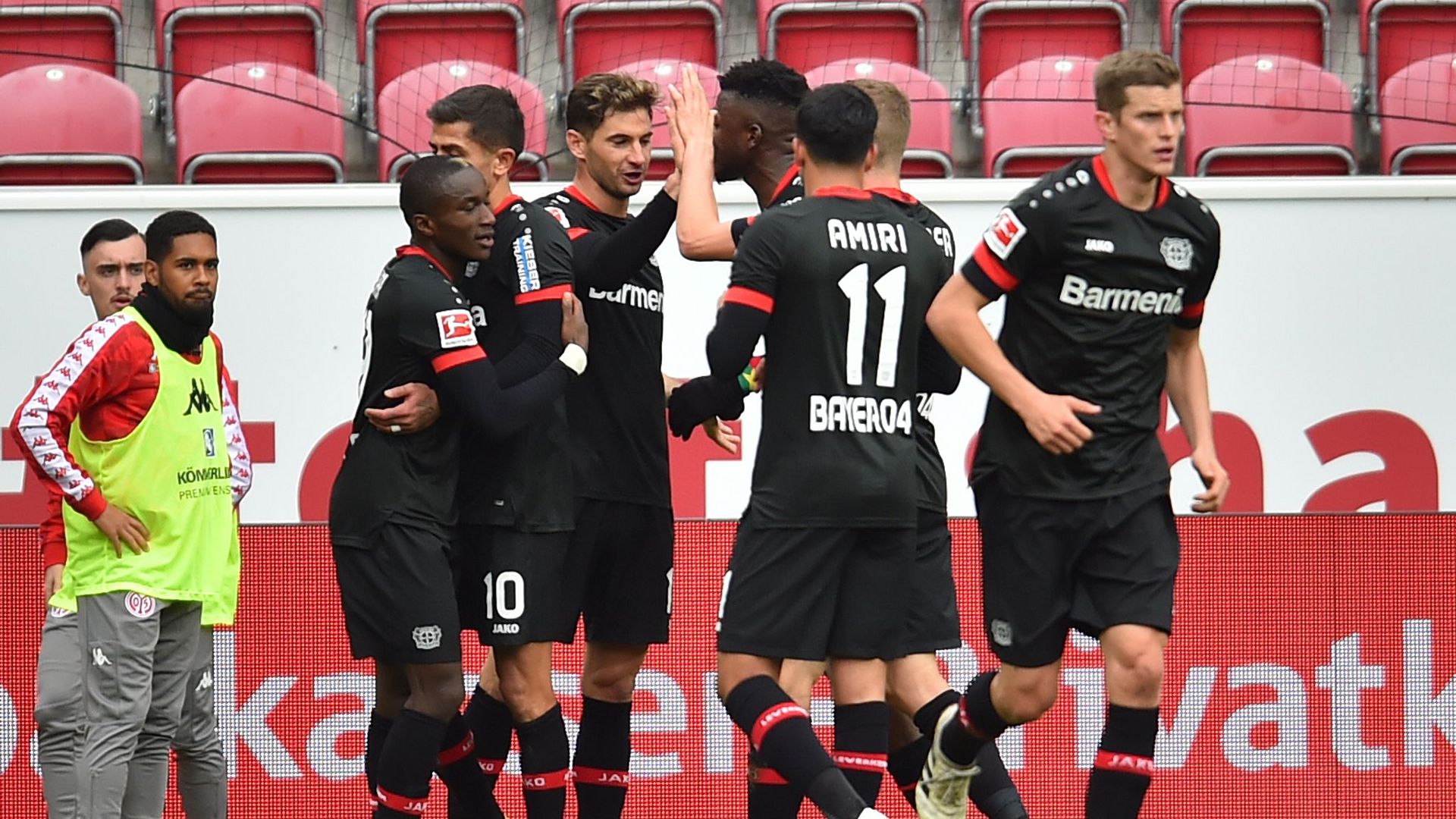 Die Leverkusener Mannschaft jubelt nach dem Treffer zum 1:0.