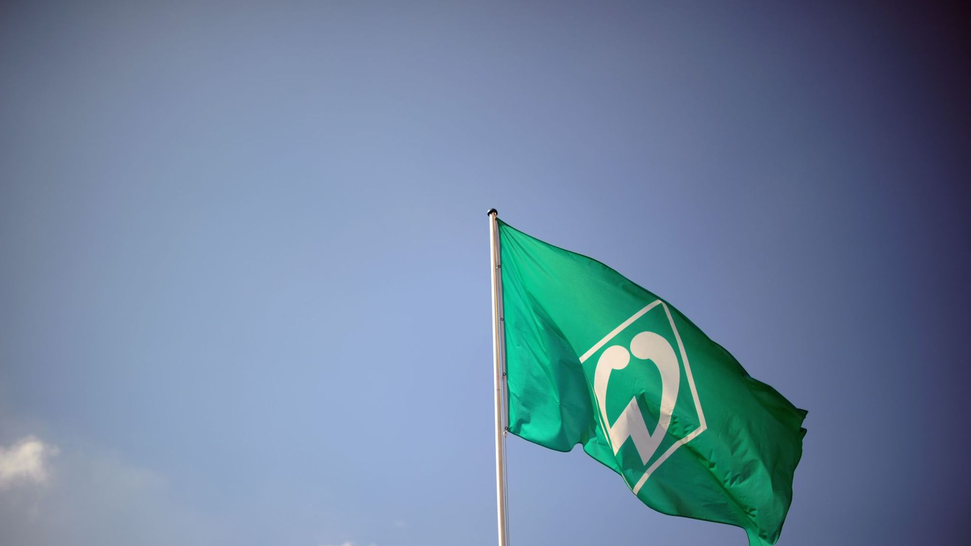 Beim SV Werder Bremen wurden zwei Spieler in eine 14-tägige Quarantäne geschickt.