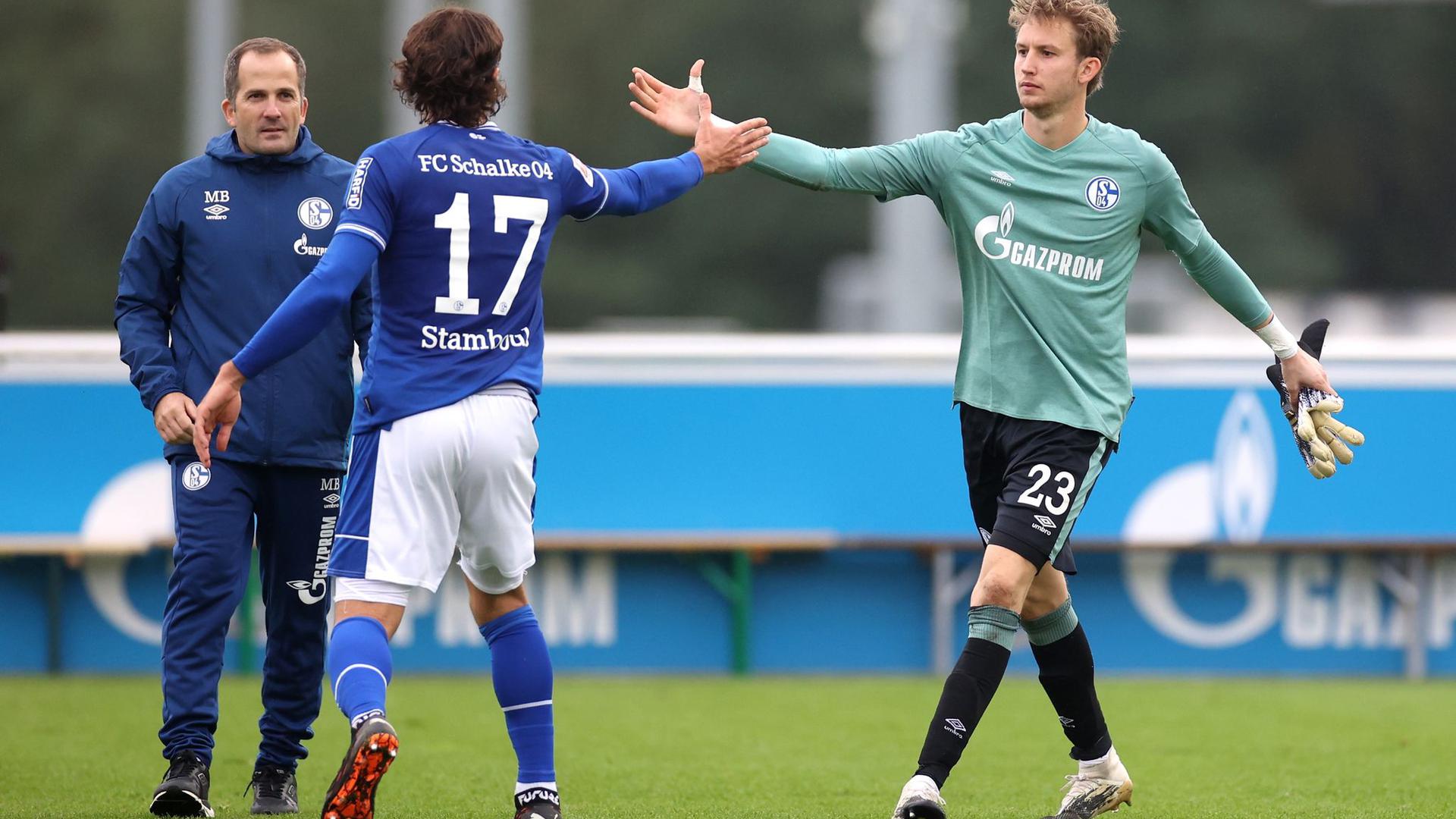 Der FC Schalke 04 um Torwart Frederik Rönnow, Benjamin Stambouli und Trainer Manuel Baum (r-l) möchte endlich drei Punkte.