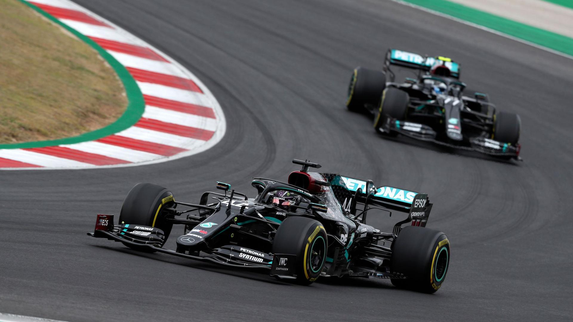 Lewis Hamilton (l) und Valtteri Bottas können in Imola den Konstrukteurs-Titel für Mercedes perfekt machen.