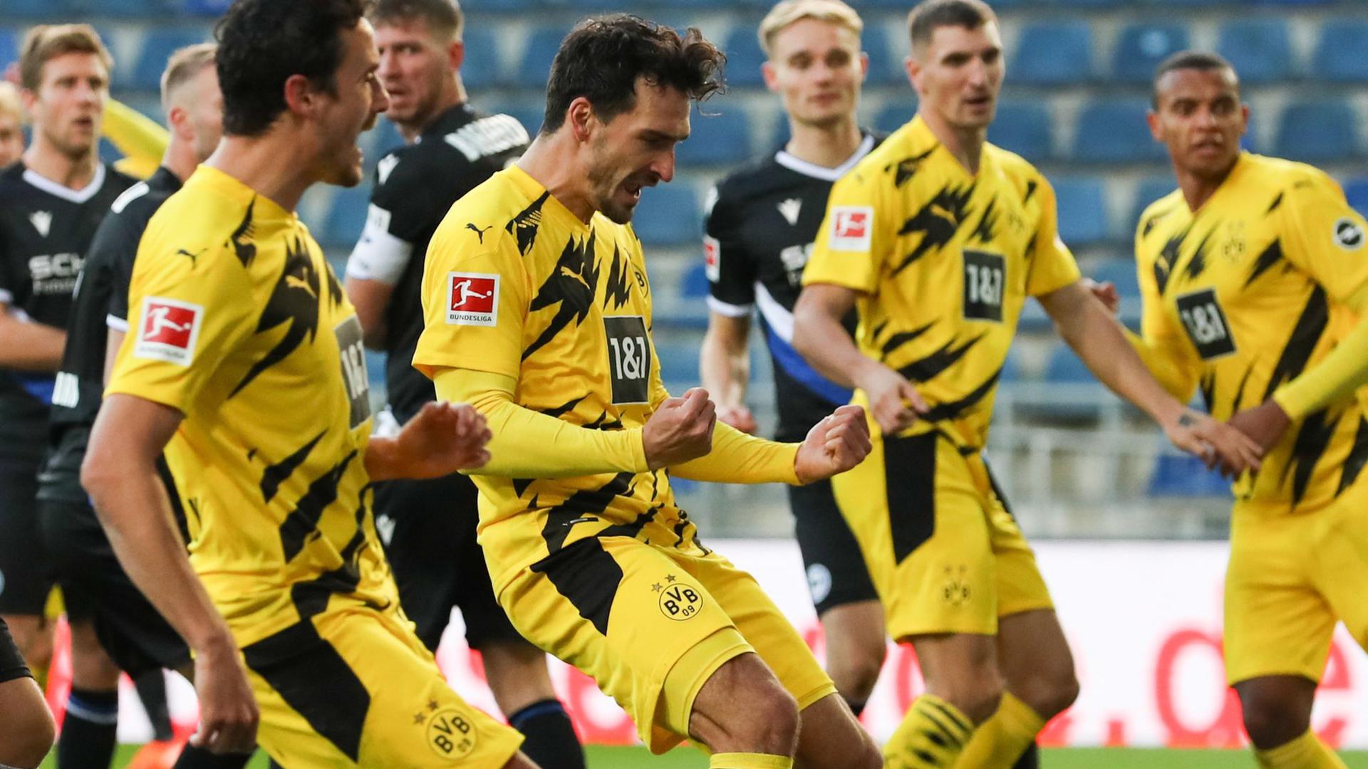 Dortmunds Doppel-Torschütze Mats Hummels (M) feiert den ersten seiner beiden Treffer gegen Arminia Bielefeld.