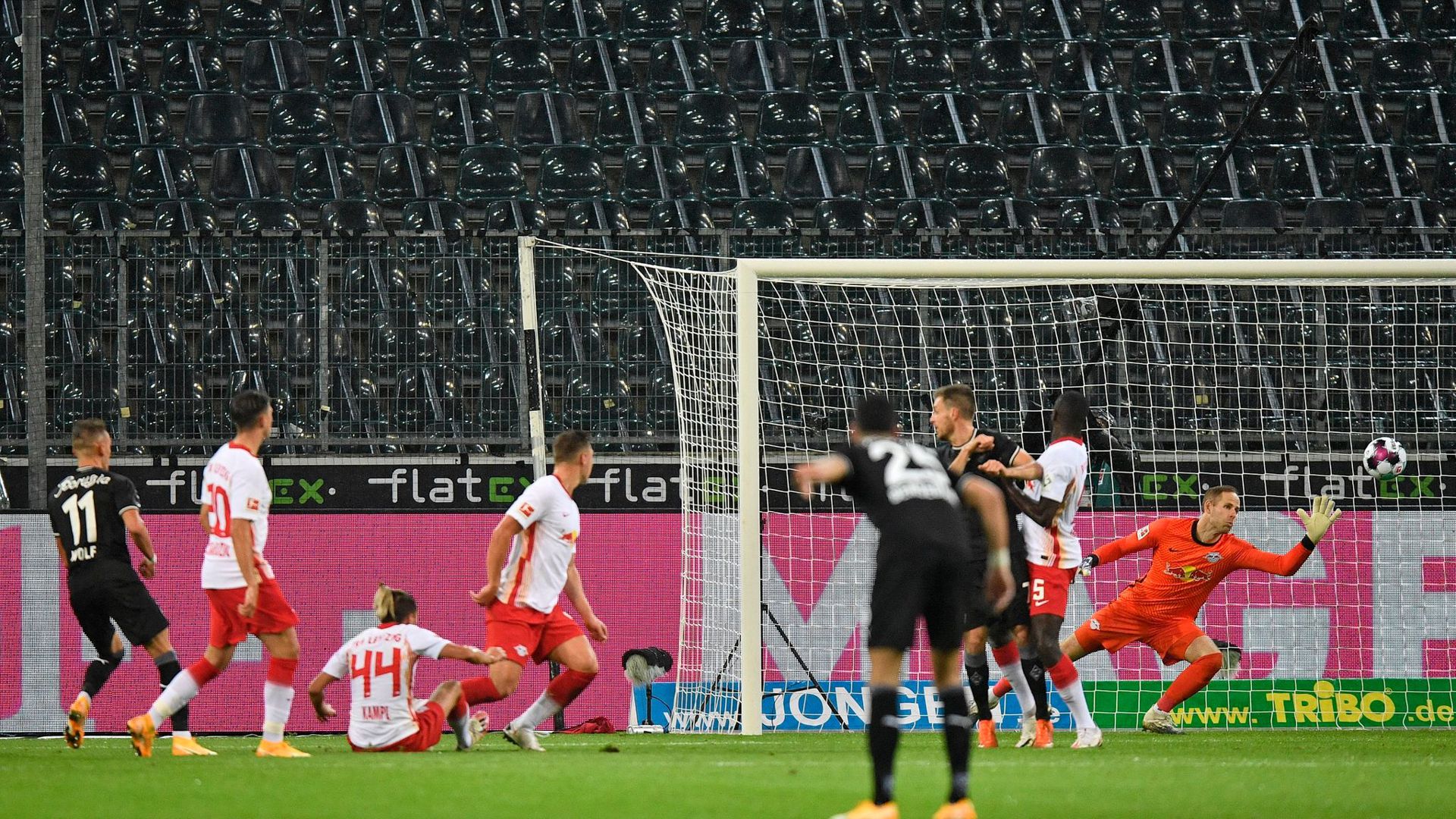 Mönchengladbachs Hannes Wolf (l) erzielt das 1:0 gegen Leipzigs Torwart Peter Gulacsi.