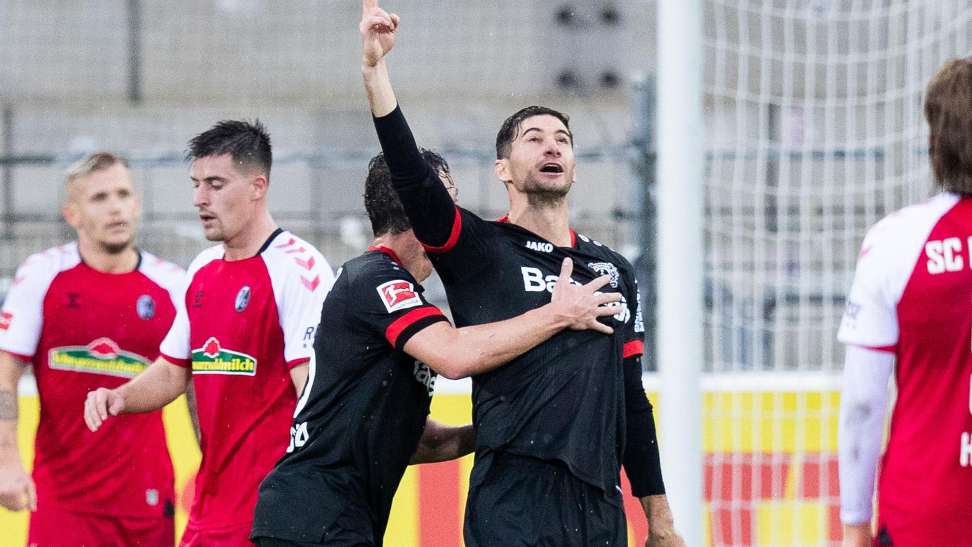 Leverkusens Lucas Alario (r) jubelt nach seinem zweiten Tor zum 2:1 mit Teamkameraden Julian Baumgartlinger (2.v.r).