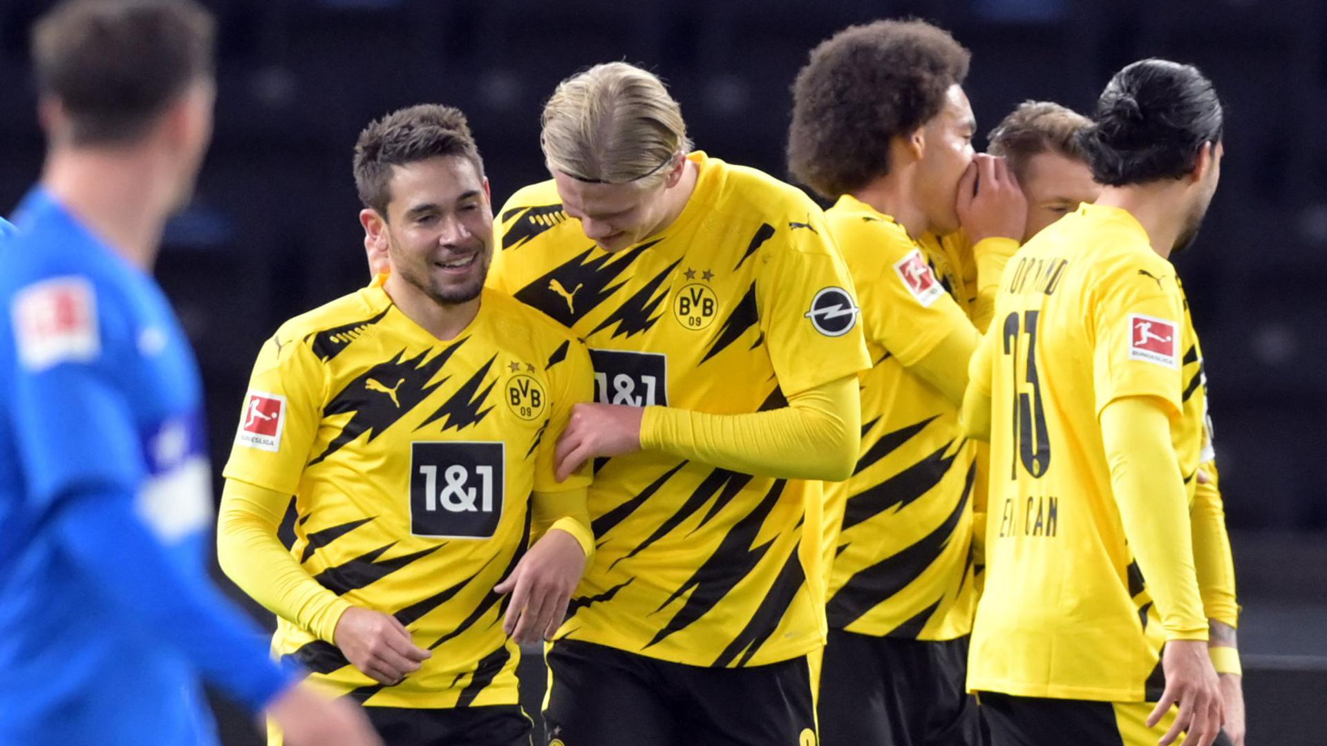 Dortmunds Raphael Guerreiro (l) jubelt nach seinem Treffer zum 4:1 mit Erling Haaland.