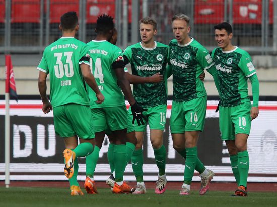 Nach dem Sieg im Franken-Derby ist die SpVgg Greuther Fürth neuer Spitzenreiter der 2. Liga.
