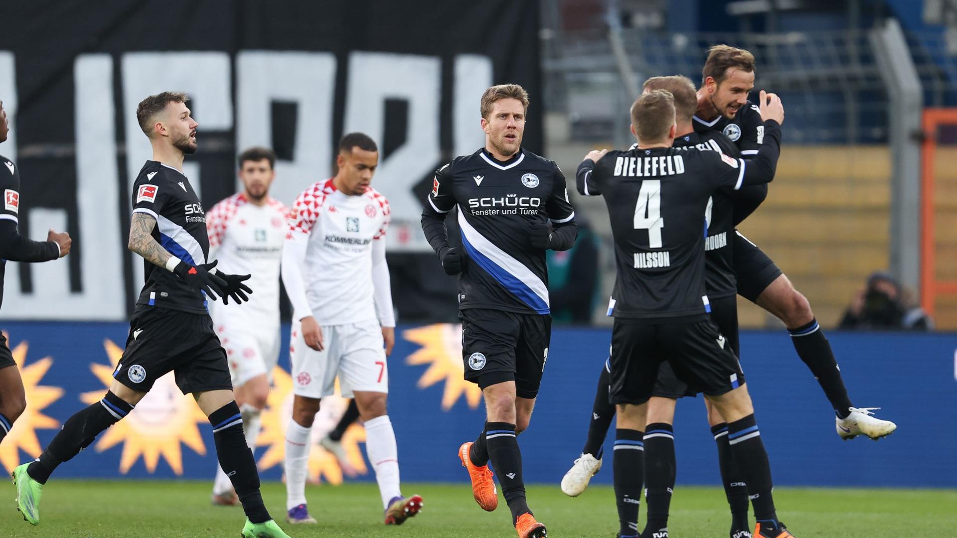 Bielefelds Torschütze Manuel Prietl (r) feiert seinen Treffer zum 1:0 mit den Mannschaftskameraden Marcel Hartel (l-r), Sven Schipplock, Joakim Nilsson und Mike van der Hoorn.