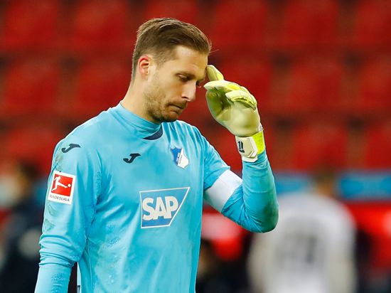Hoffenheims Torhüter Oliver Baumann fasst sich an die Stirn.