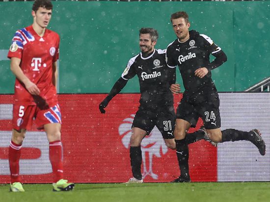 Der FC Bayern München um Benjamin Pavard (l) verlor bei Holstein Kiel.