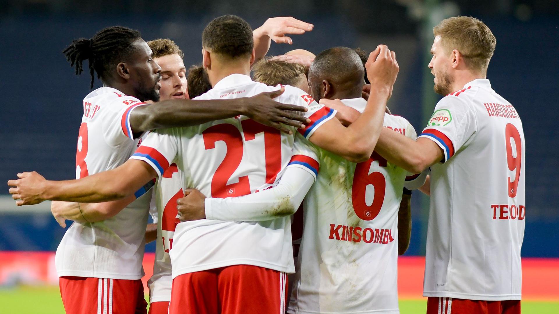 Die Spieler des Hamburger SV feiern einen weiteren Treffer gegen den VfL Osnabrück.