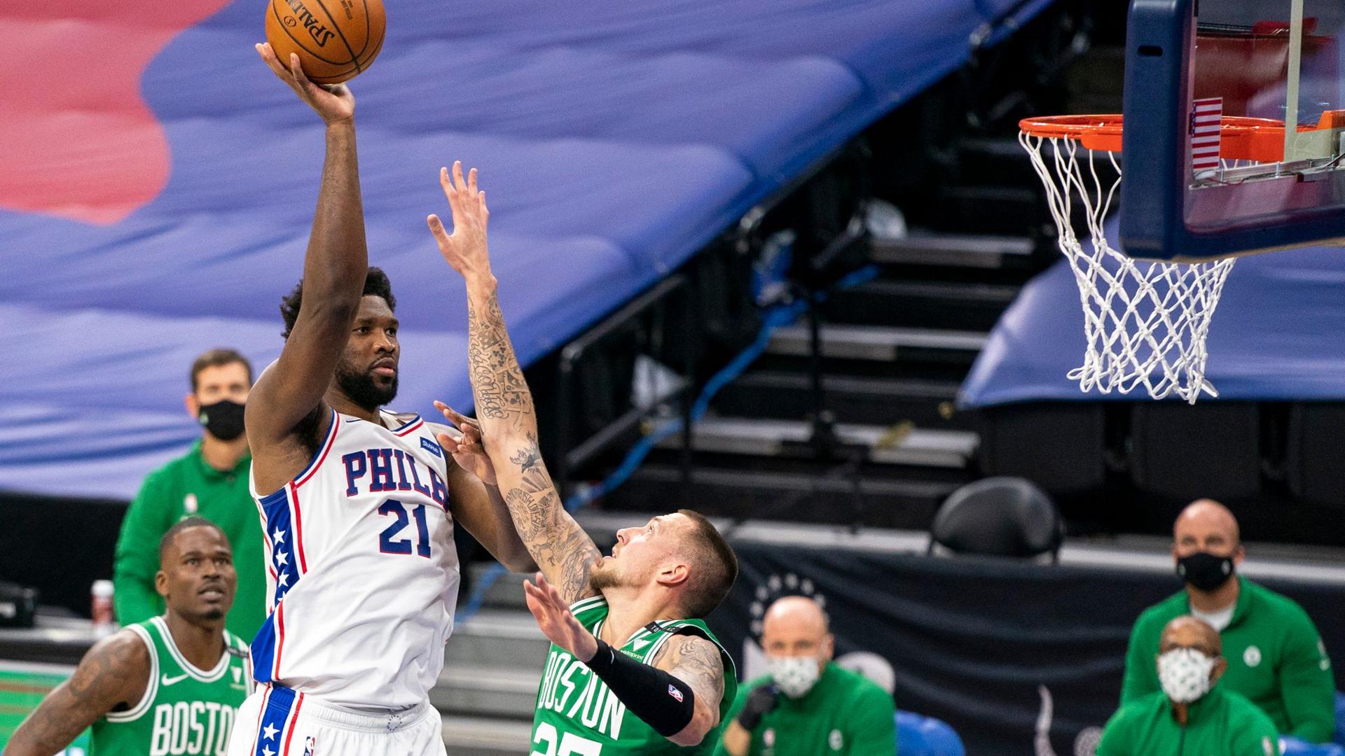 Konnte die Niederlage der Celtics nicht verhindern: Bostons Daniel Theis (r) gegen Joel Embiid von den Philadelphia 76ers.