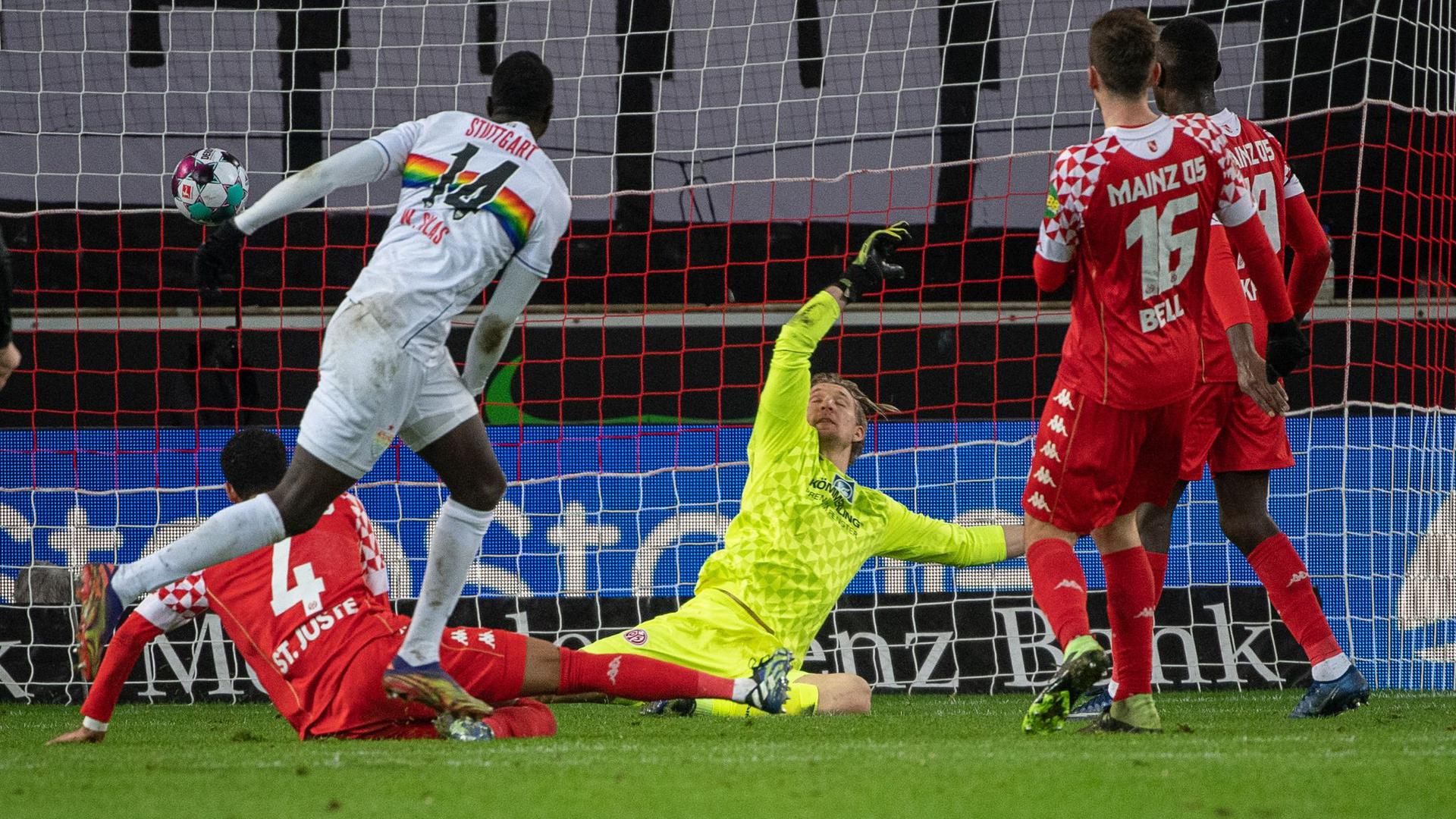 Stuttgarts Silas Wamangituka (l) erzielt das Tor zum 2:0 gegen den Mainzer Torwart Robin Zentner (r).