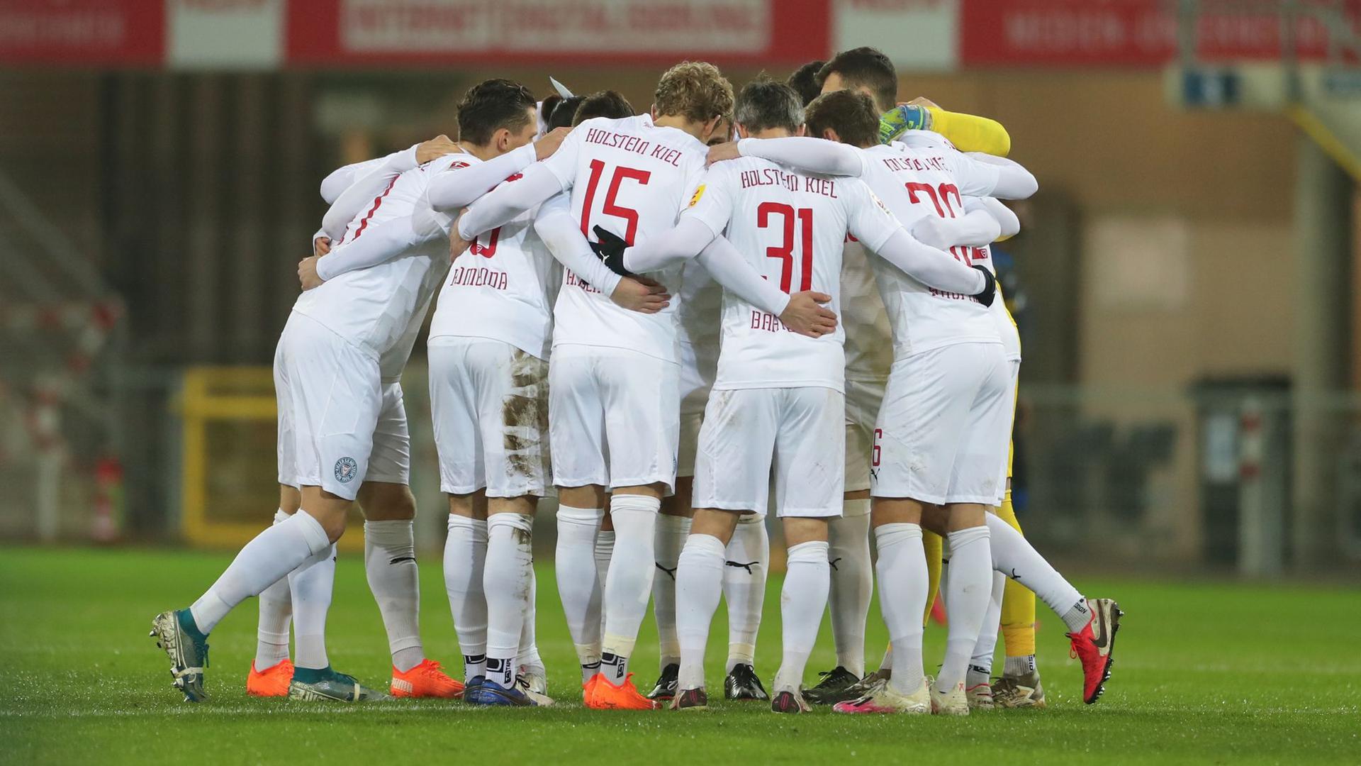Holstein Kiel hat gute Aussichten das Viertelfinale im DFB-Pokal zu erreichen: Die Spieler stimmen sich ein.
