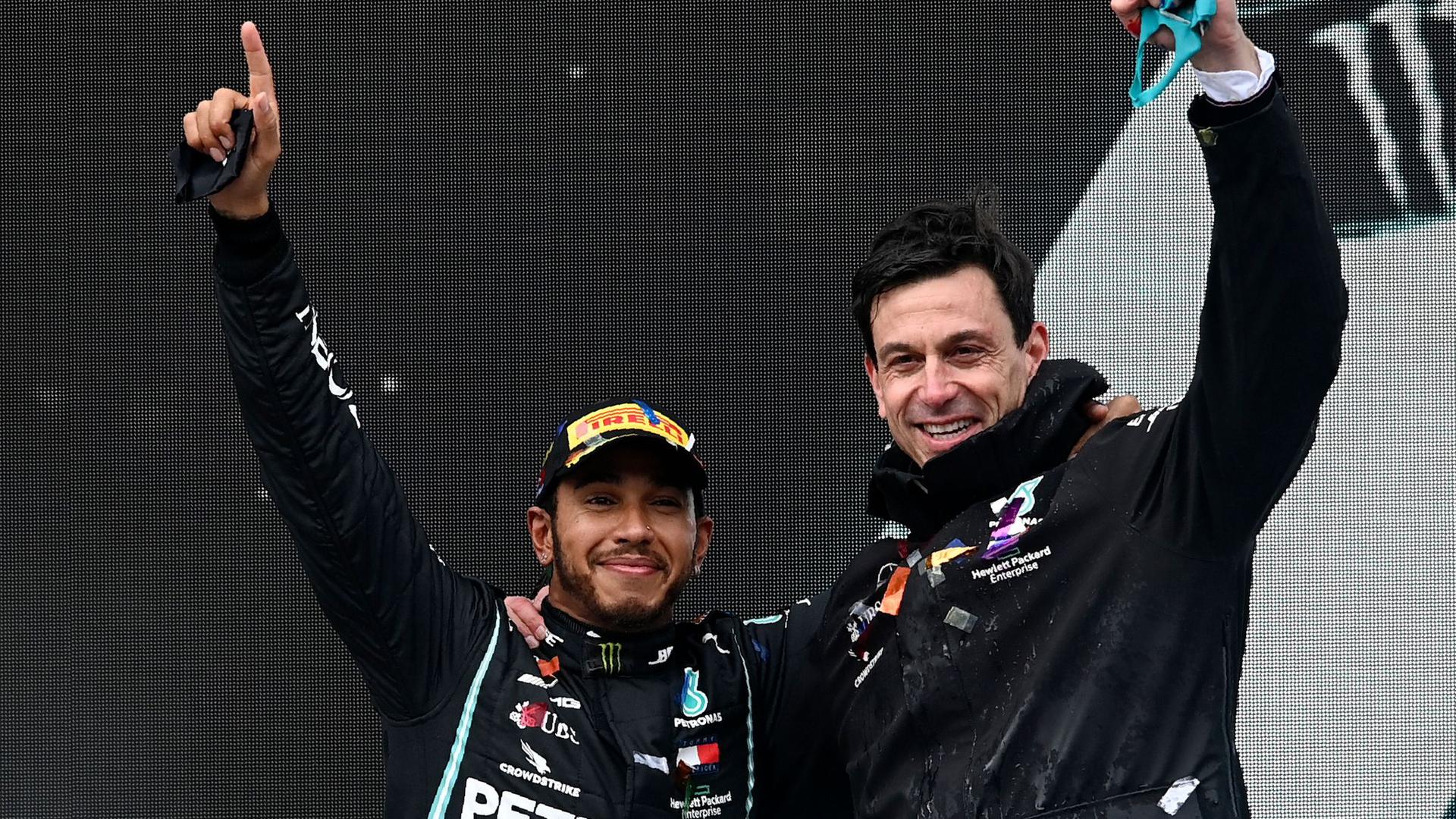 Arbeiten weiter in der Formel 1 zusammen: Lewis Hamilton (l) und Toto Wolff, Motorsportchef vom Team Mercedes.