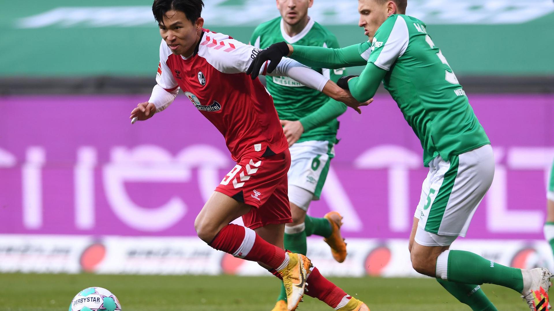 Freiburgs Woo-Yeong Jeong (l) und Bremens Maximilian Eggestein teilten sich mit ihren Teams die Punkte.