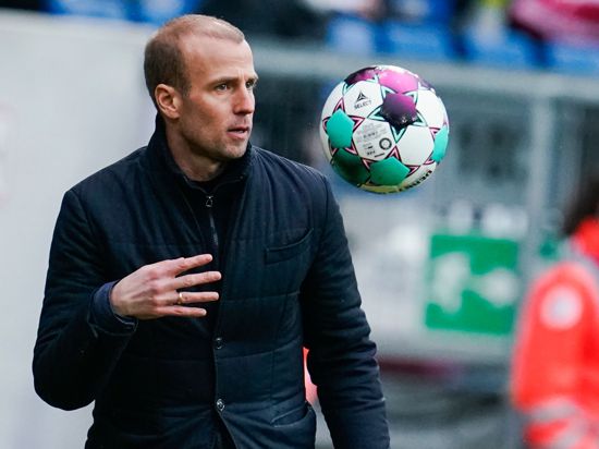 Hoffenheims Trainer Sebastian Hoeneß zeigt sich nach dem Remis gegen Molde verärgert.