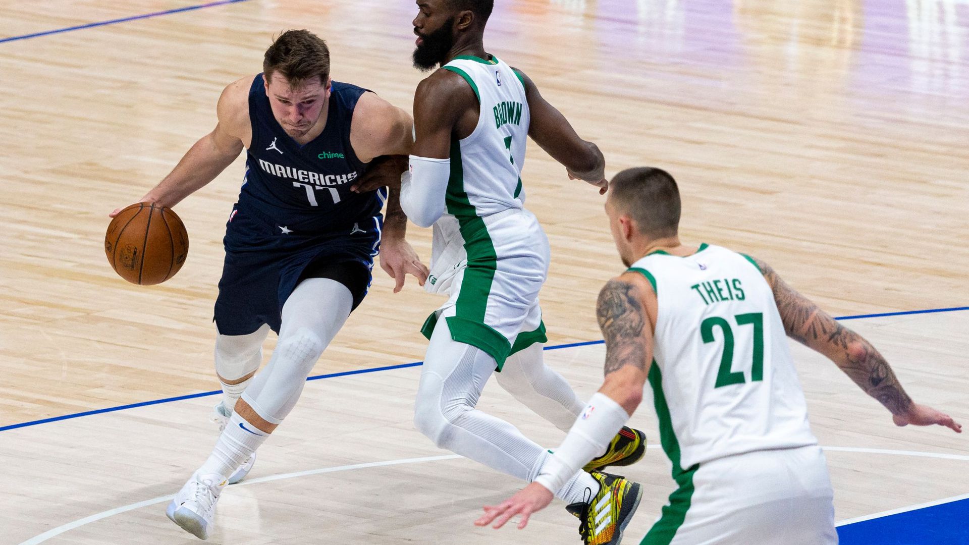 Führte die Dallas Mavericks zum Sieg gegen die Boston Celtics: Luka Doncic (l).