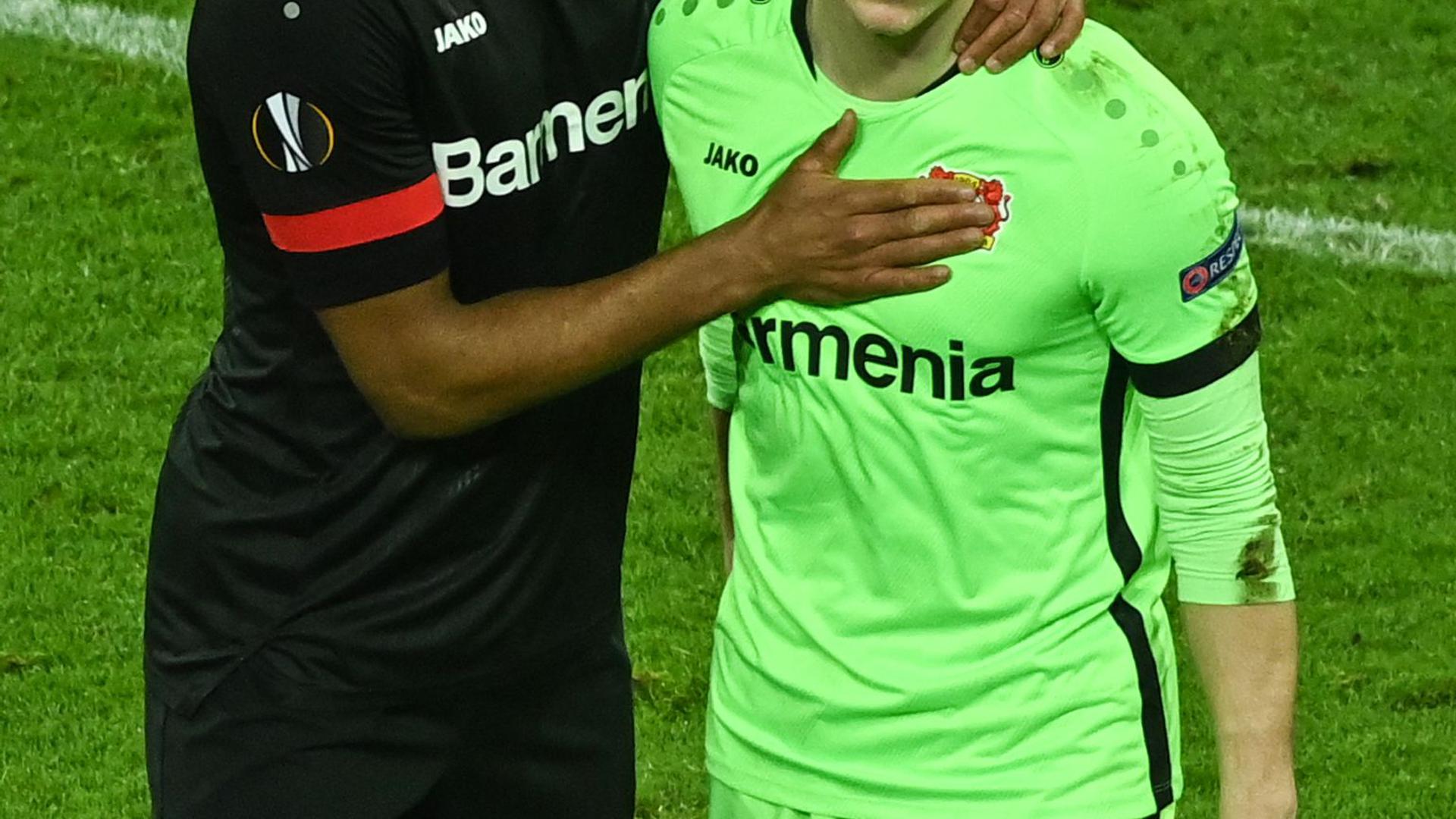 Leverkusens Jonathan Tah (l) und Niklas Lomb nach dem Aus gegen Bern.