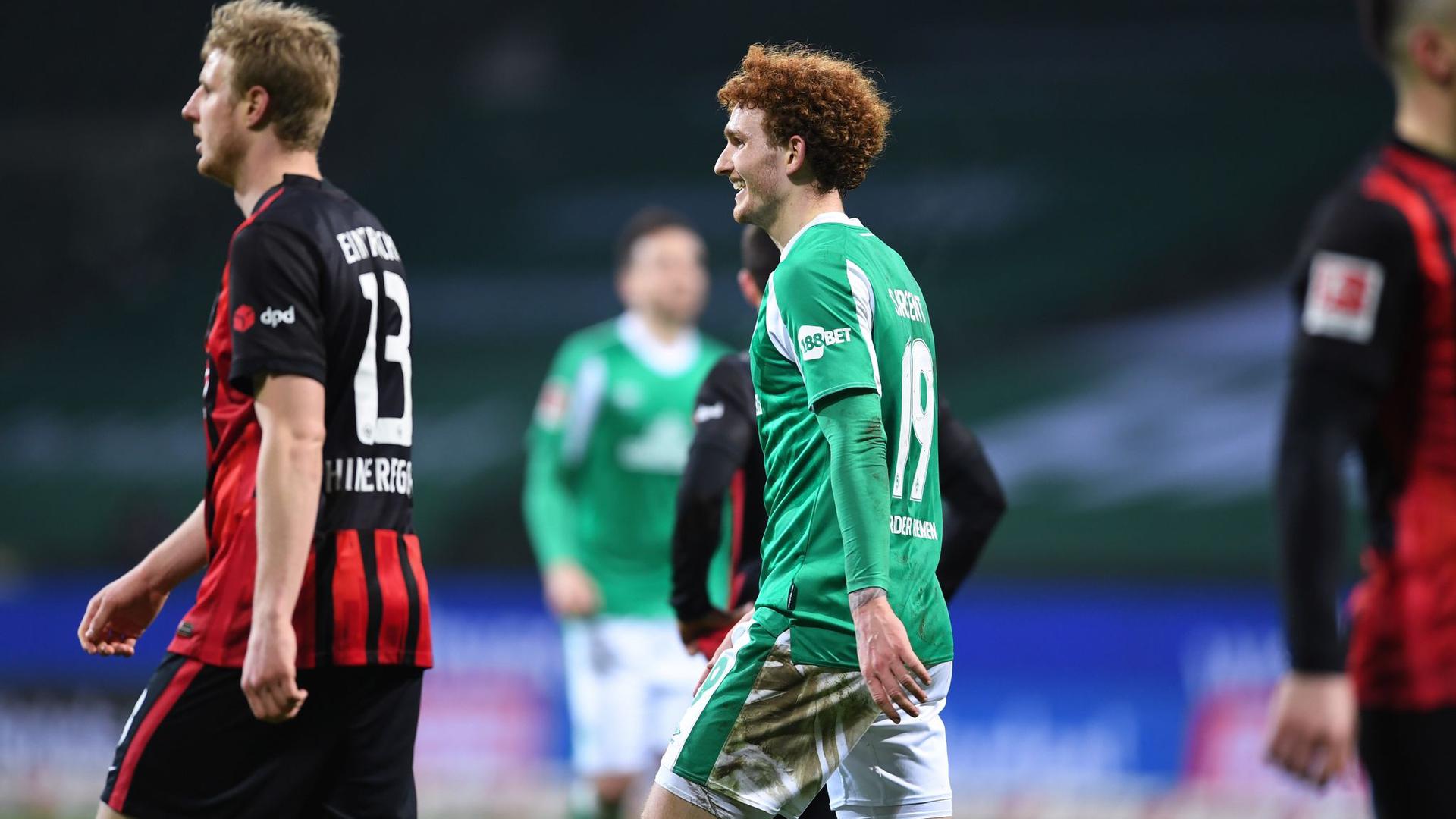 Nach seinem Treffer zeigt Joshua Sargent (M) von Werder Bremen ein breites Grinsen.