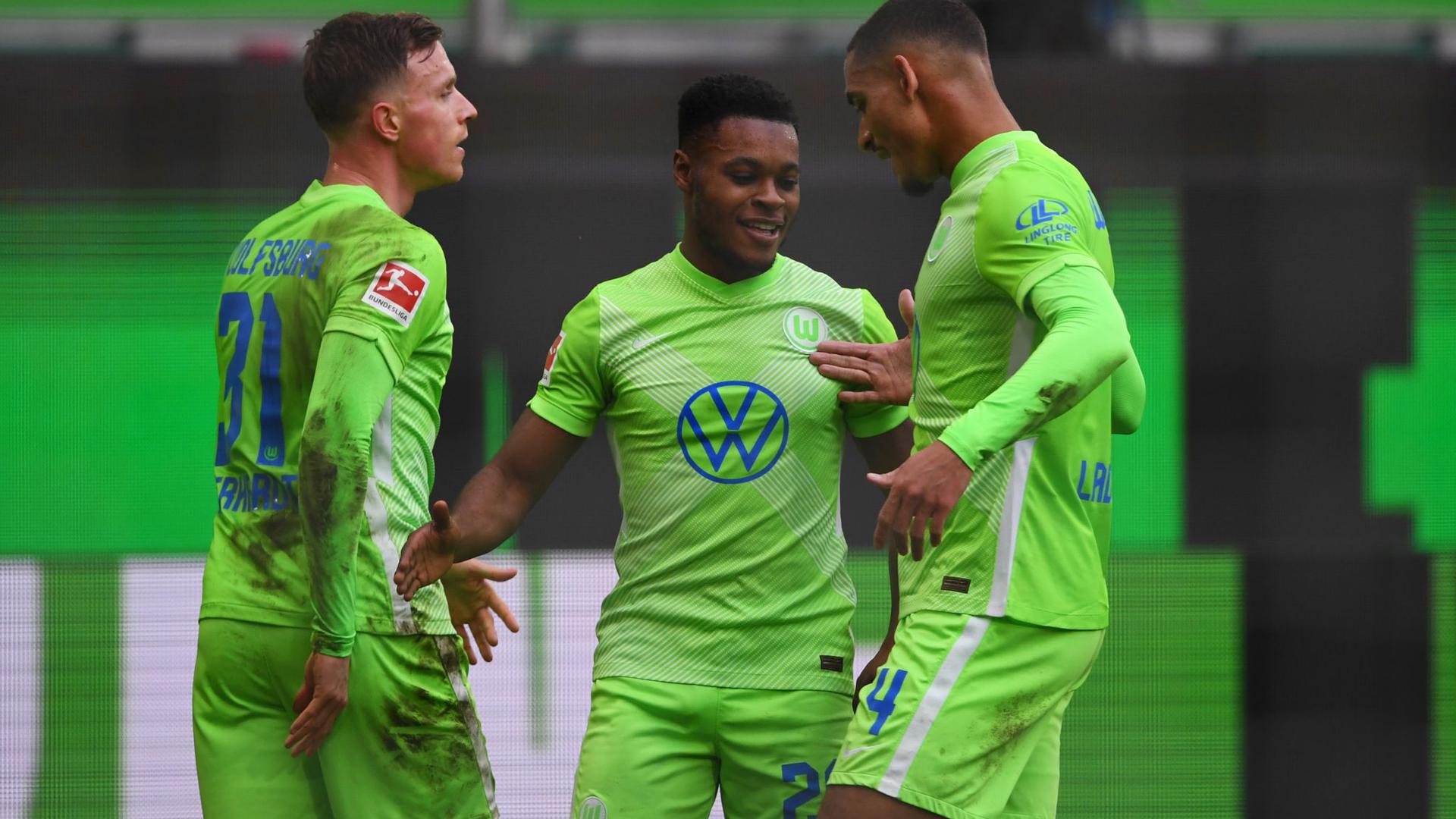 Wolfsburgs Yannick Gerhardt (l-r), Ridle Baku und Maxence Lacroix jubeln nach dem 1:0 ihrer Mannschaft.
