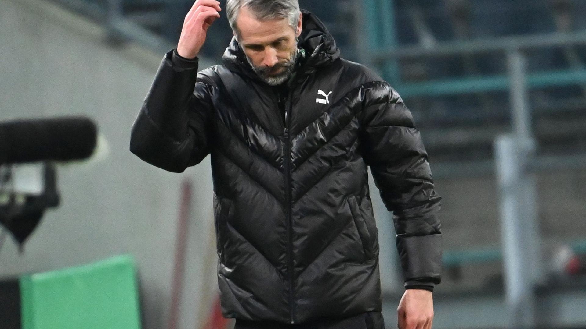 Mönchengladbachs Trainer Marco Rose fasst sich an den Kopf - seit Wochen gelingt dem Team kein Sieg mehr.