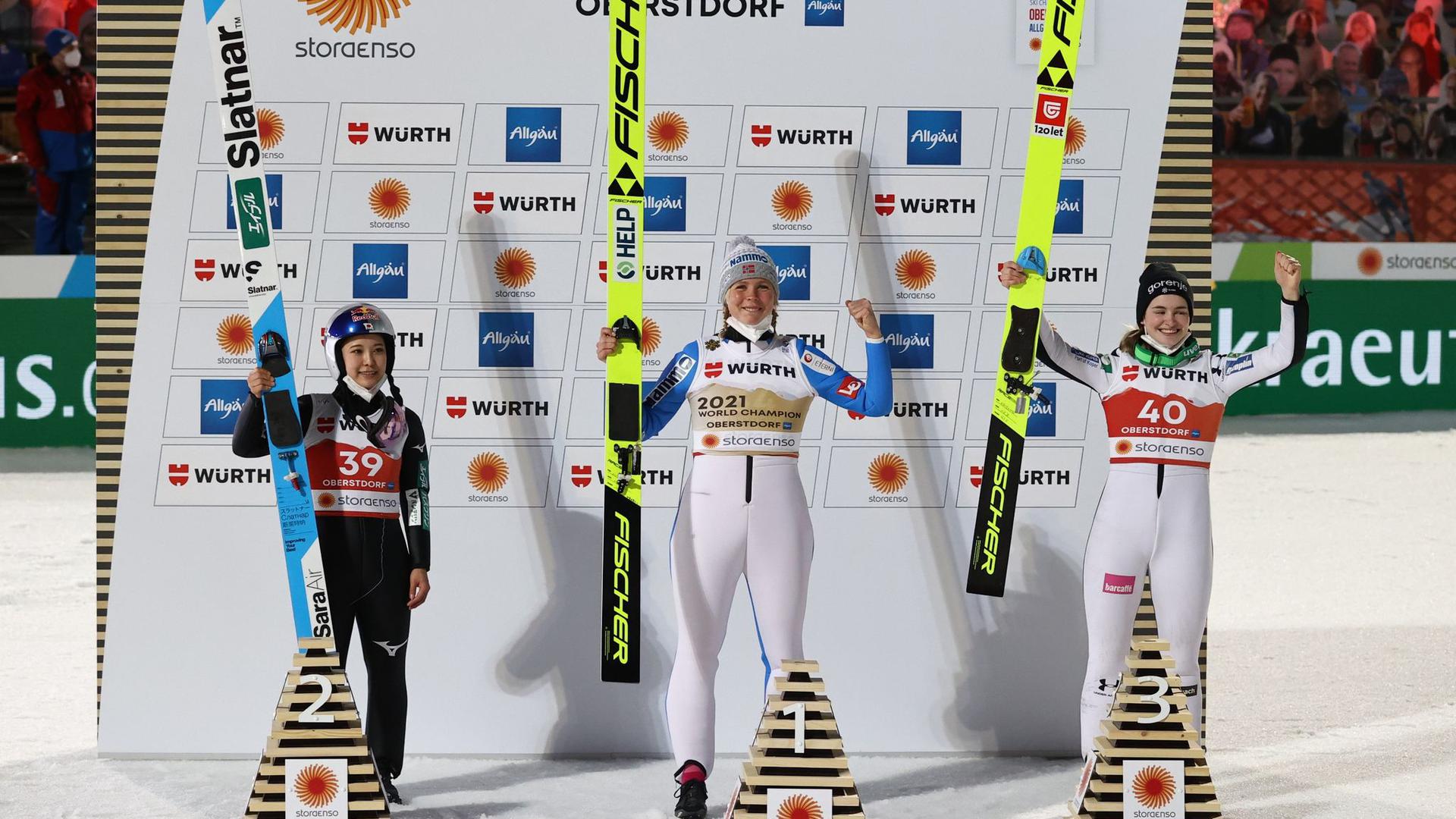 Die Norwegerin Maren Lundby (M) siegte auf der Großschanze vor der Japanerin Sara Takanschi (l) und Nika Kriznar aus Slowenien.