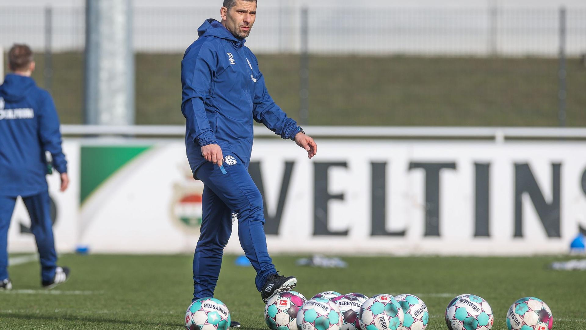 Dimitrios Grammozis gibt sein Bundesliga-Debüt als Coach des FC Schalke 04.