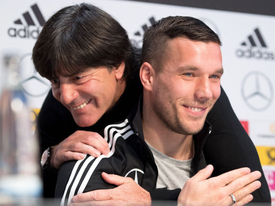 Verbrachten viele Jahre im DFB-Team miteinander: Bundestrainer Joachim Löw (l) und Lukas Podolski.