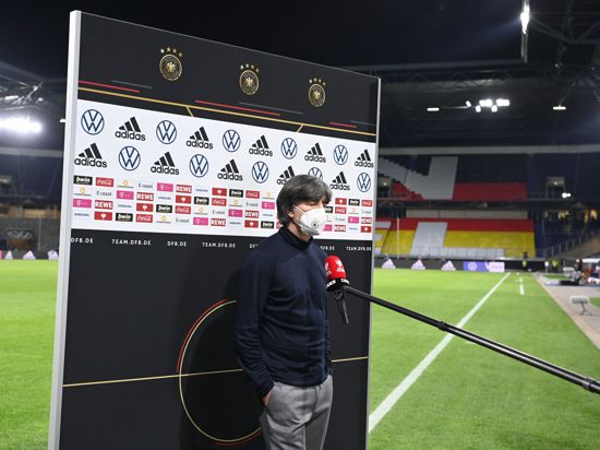 Redebedarf: Bundestrainer Joachim Löw steht nach der Blamage gegen Nordmazedonien Rede und Antwort.