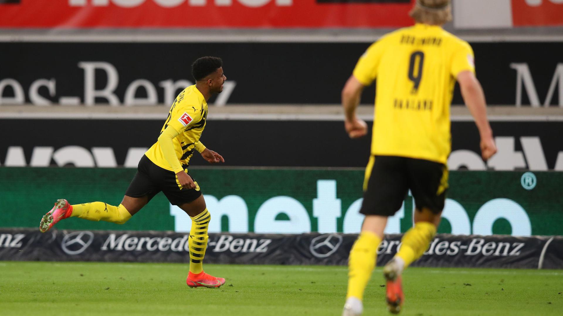 Dortmunds Ansgar Knauff (l) traf mit seinem ersten Bundesliga-Tor zum Sieg.