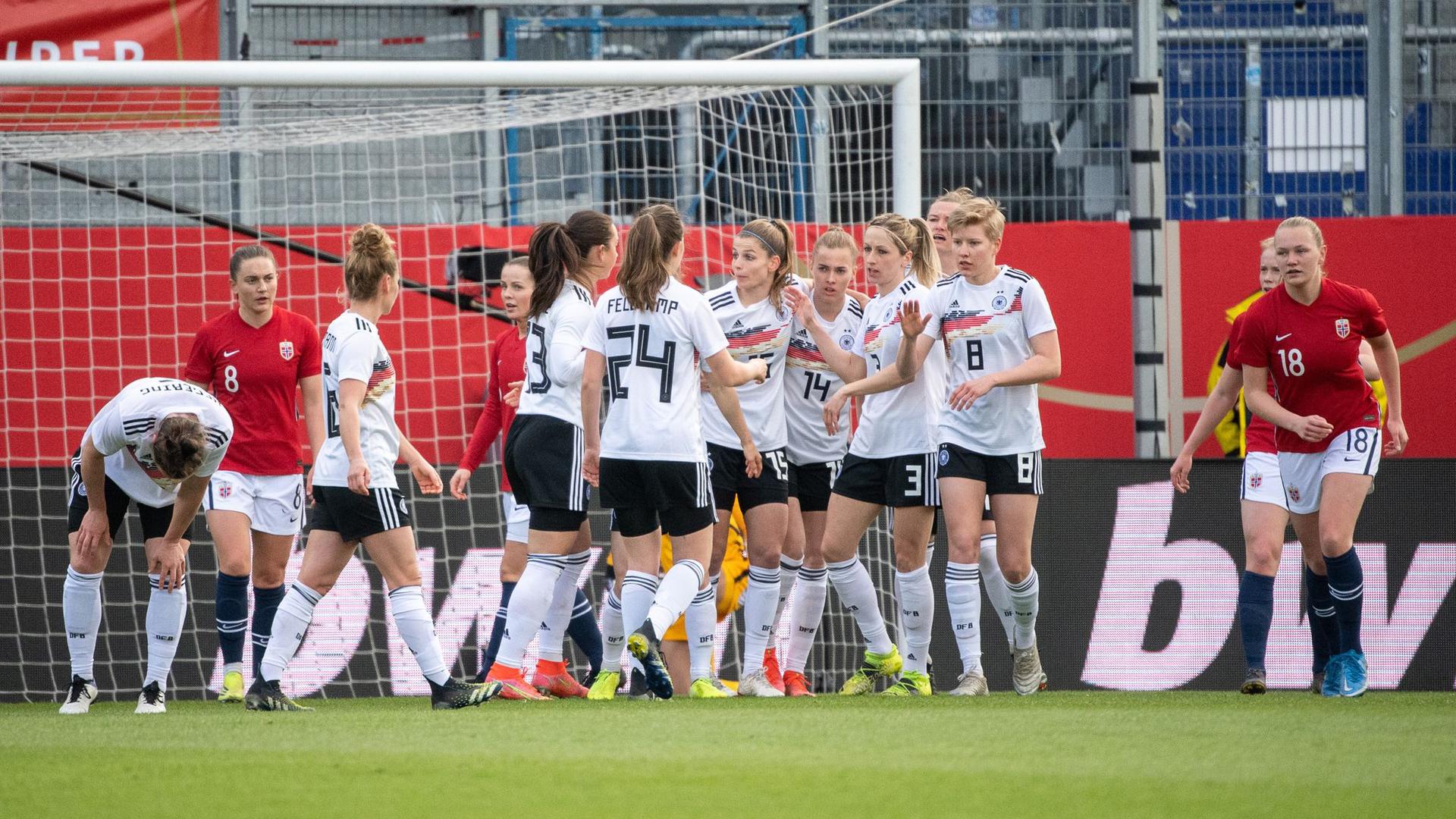 Beim Sieg über Norwegen erzielte Laura Freigang den Ausgleich: Deutschlands Spielerinnen jubeln nach dem Tor zum 1:1.